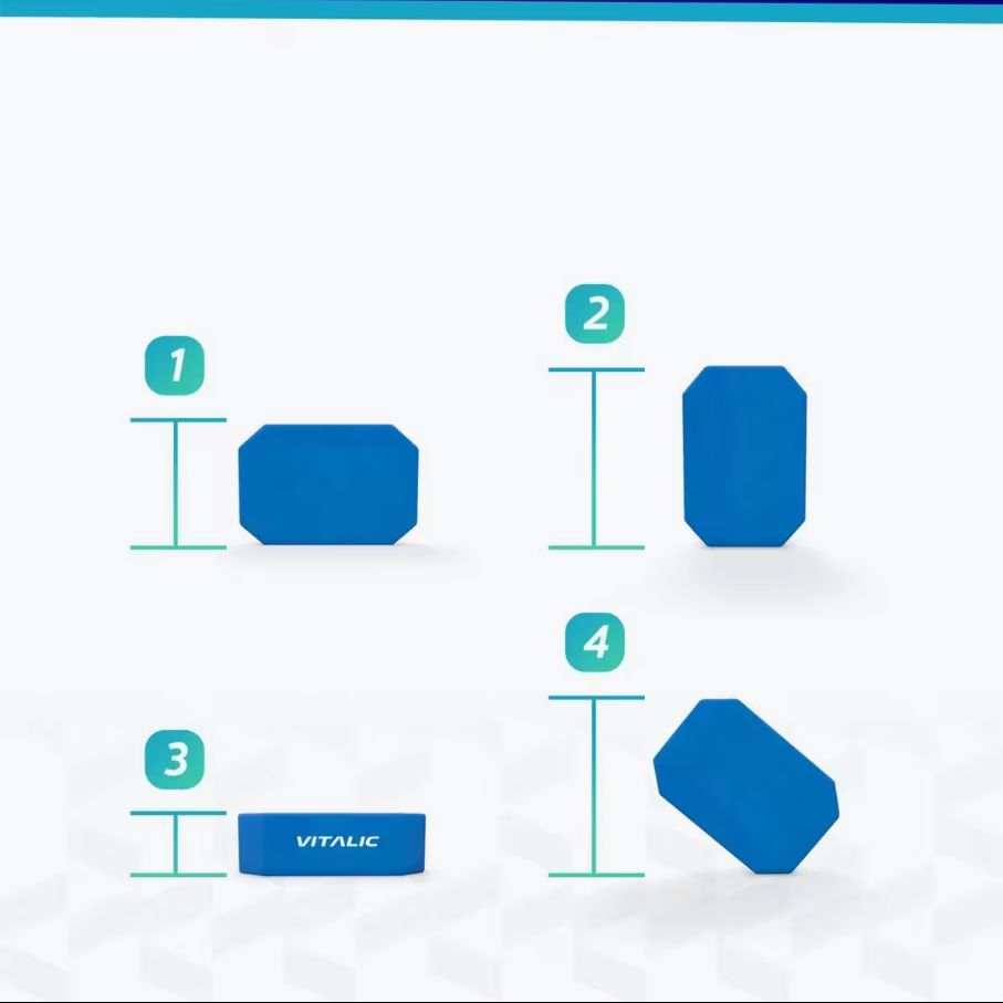 Blaues Yoga-Block-Set. Ansichten mit Maßangaben. VITALIC-Logo auf einem Block sichtbar.