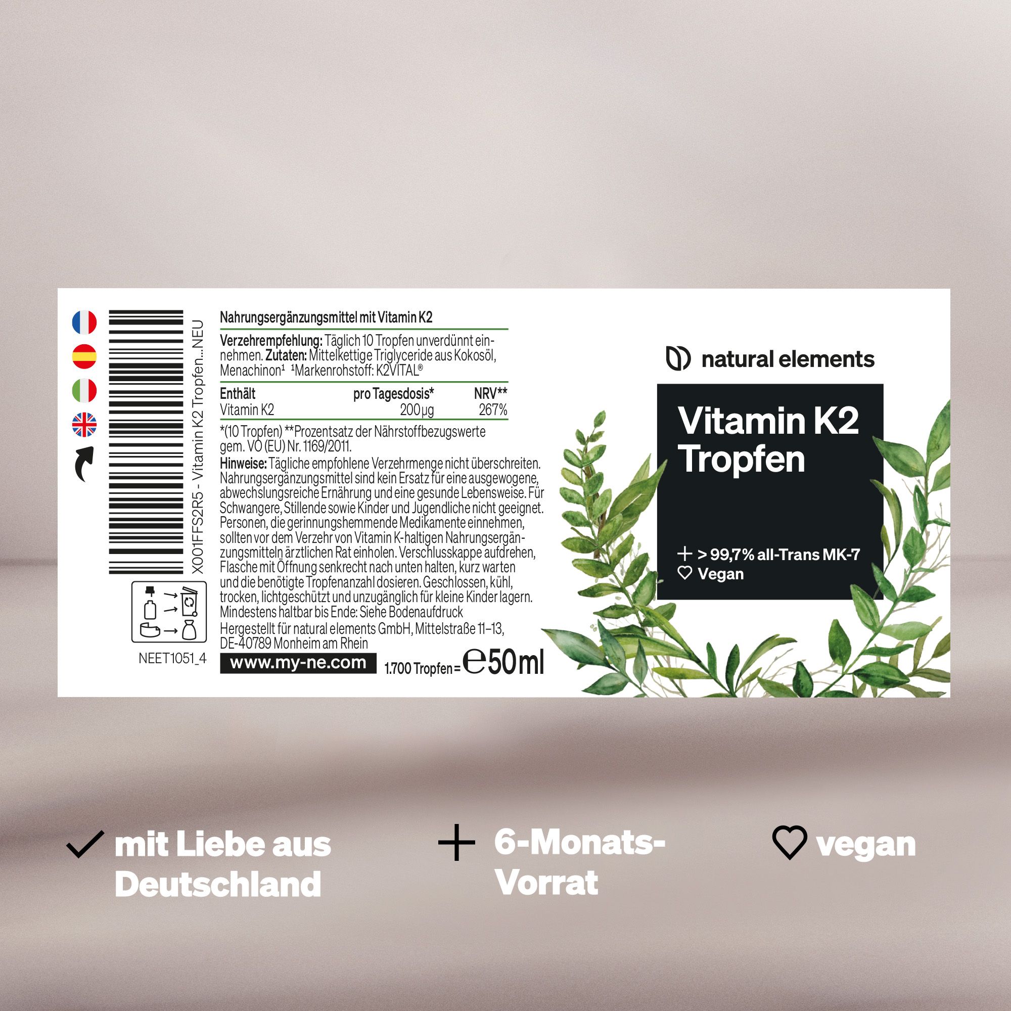 Produktetikett mit Informationen zu Vitamin K2 Tropfen. Enthält Dosierung, Inhaltsstoffe und Logo.