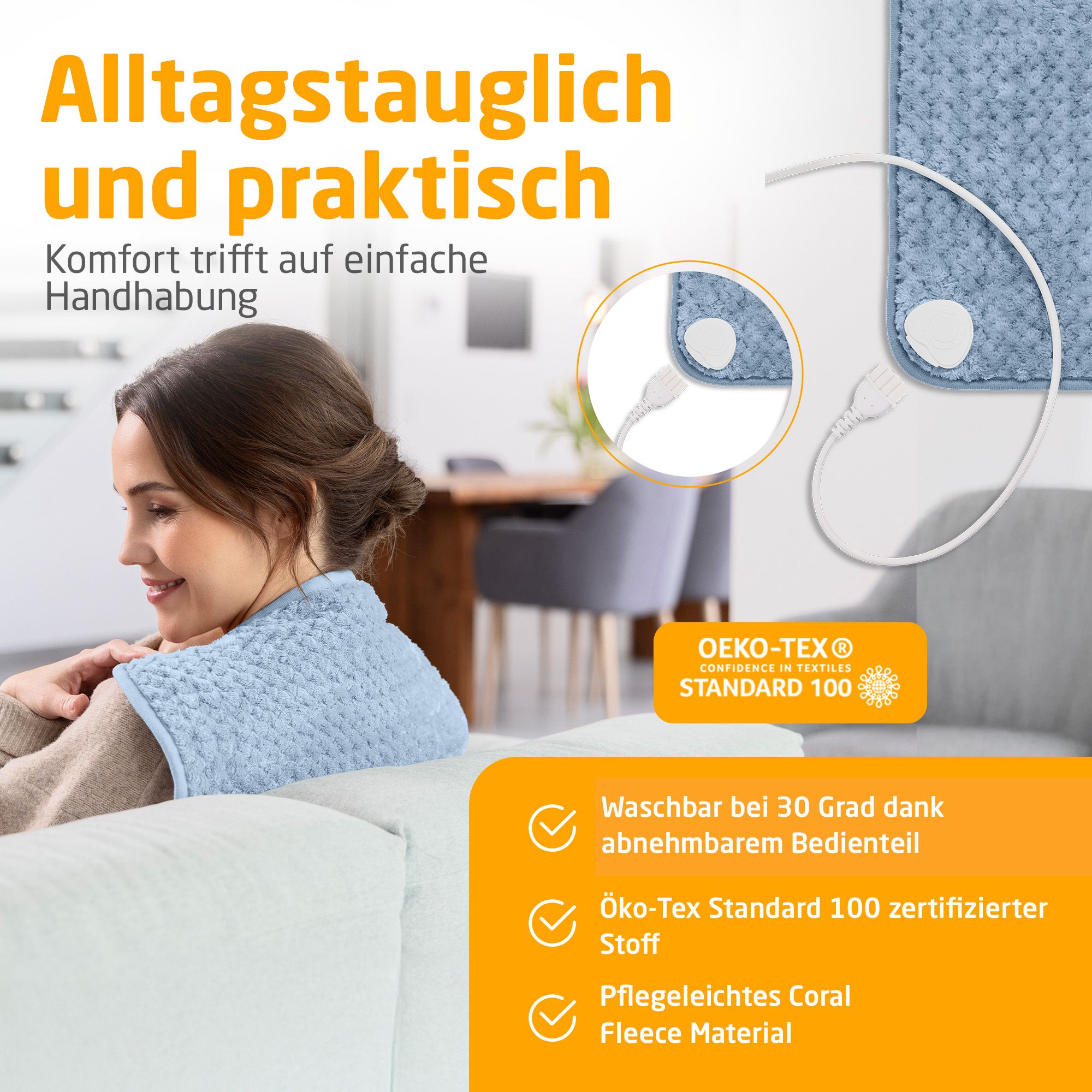 Blaues Heizkissen. Frau auf Sofa. Abnehmbares Bedienteil. Öko-Tex Standard 100 zertifiziert. Pflegeleichtes Coral Fleece.