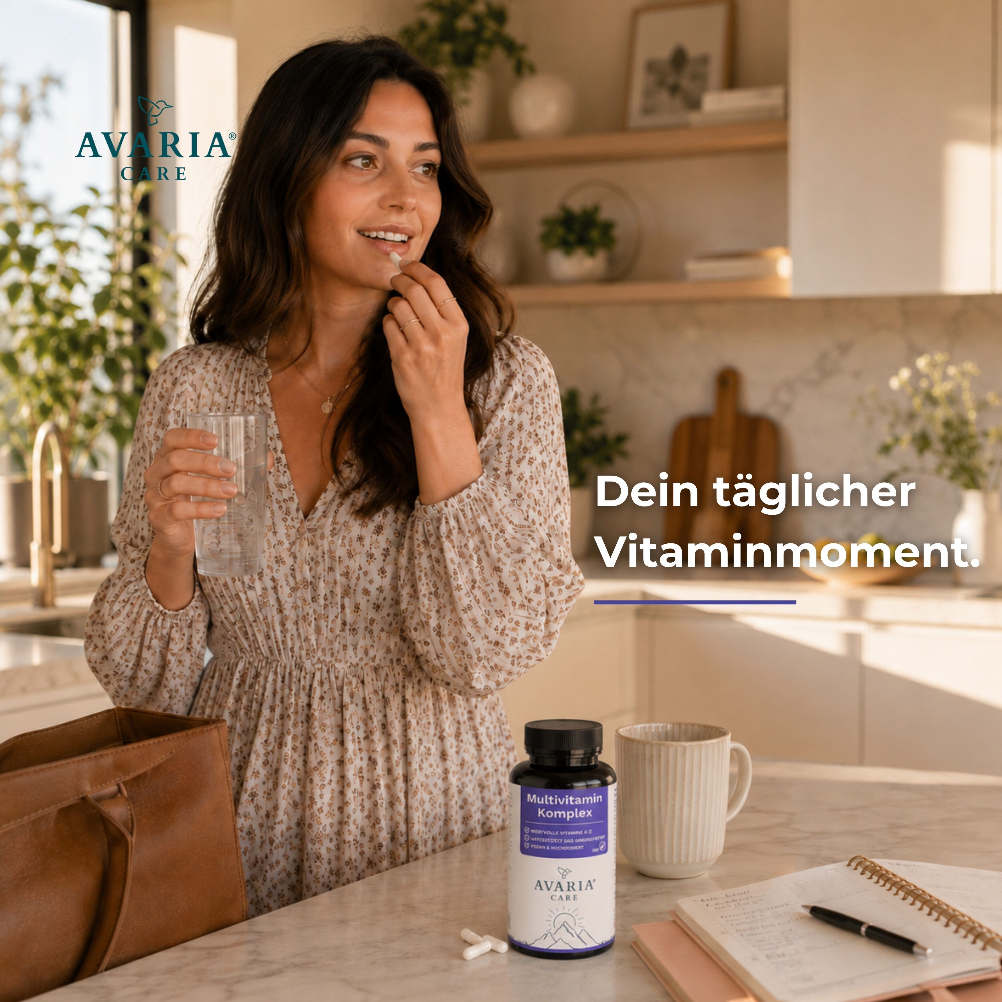 Frau hält Kapsel und Glas Wasser. AVARIA CARE Logo. Text: Dein täglicher Vitaminmoment.