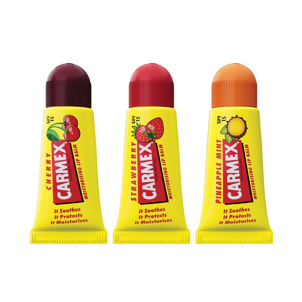 Drei Lippenbalsam-Tuben mit farbigen Kappen. Auf jeder Tube steht "CARMEX" und der Geschmack: Kirsche, Erdbeere, Ananas-Minze. SPF 15.