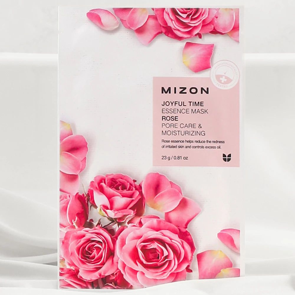 Gesichtsmaske mit Rosenmotiv. Verpackung mit Produktnamen und Inhaltsangaben. Rosa Rosenblüten als Designelement.