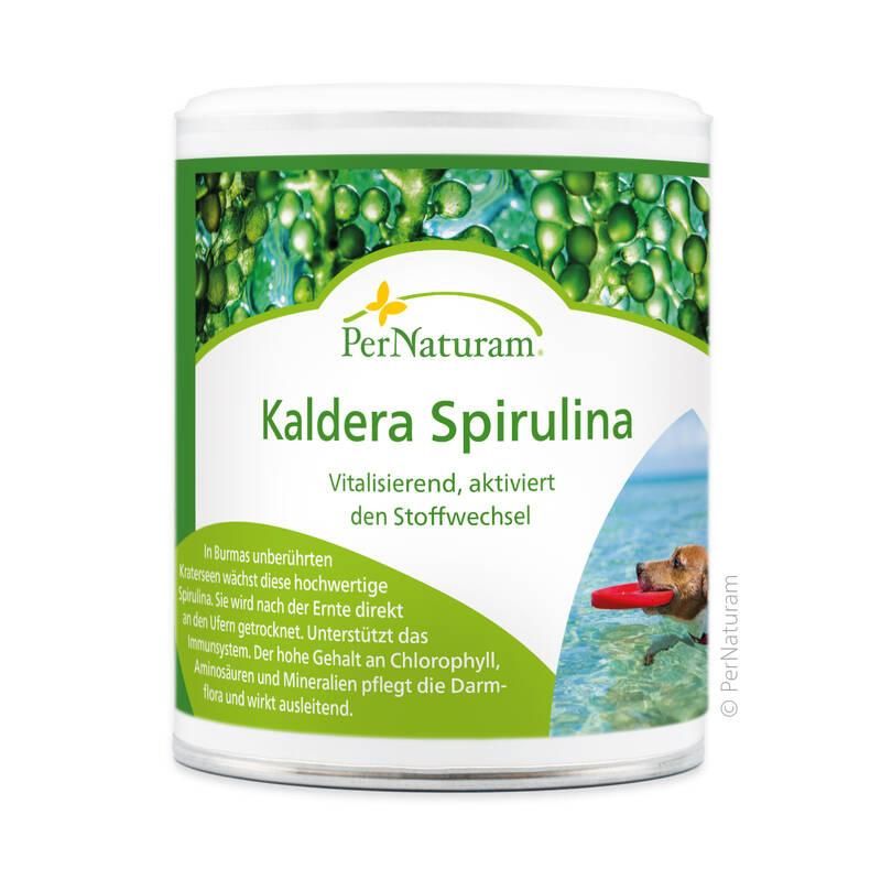 Dose PerNaturam Kaldera Spirulina. Aufschrift: Vitalisierend, aktiviert den Stoffwechsel. Grüner Deckel, weißer Hintergrund. Bild: Hund im Wasser.