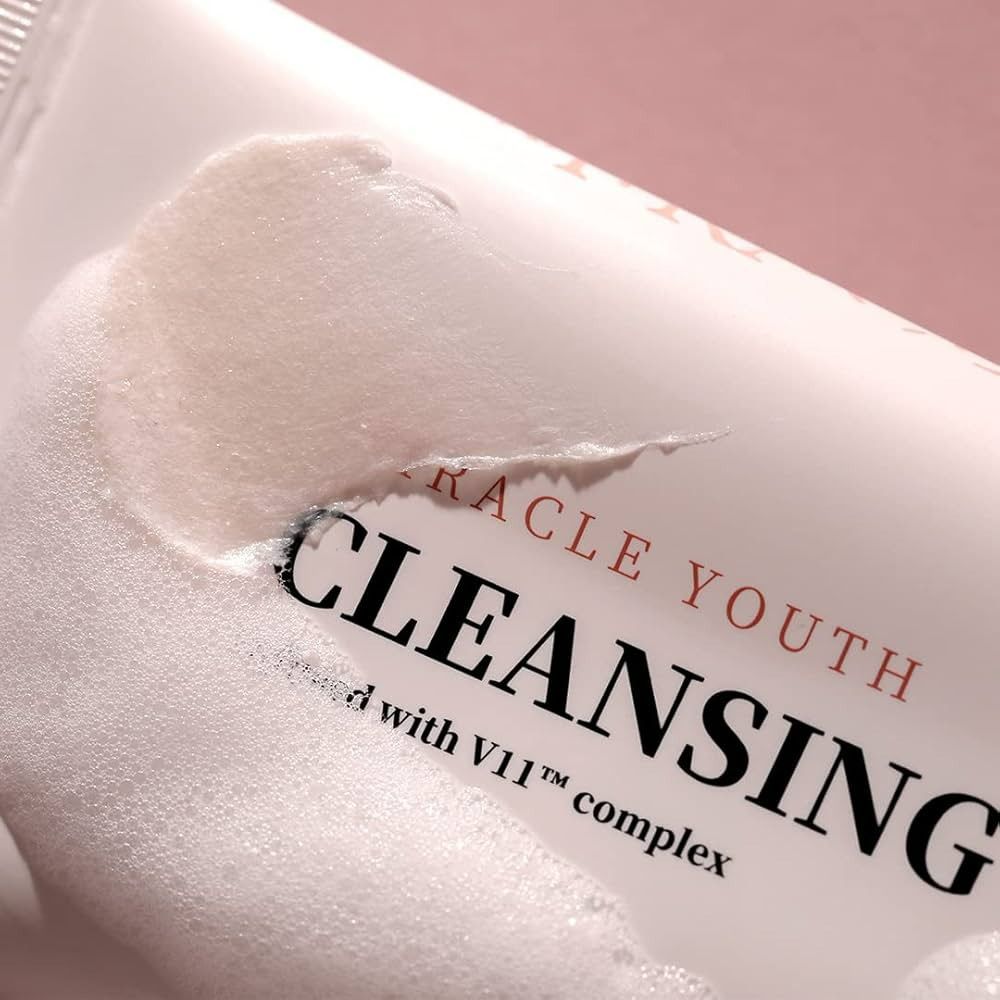 Nahaufnahme einer Tube mit Schaum. Aufschrift: MIRACLE YOUTH CLEANSING FOAM.