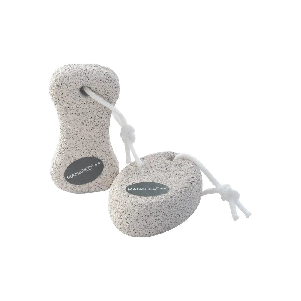 Zwei Bimssteine mit weißer Schnur. MANePED-Logo. Verschiedene Formen. Loch zum Aufhängen.
