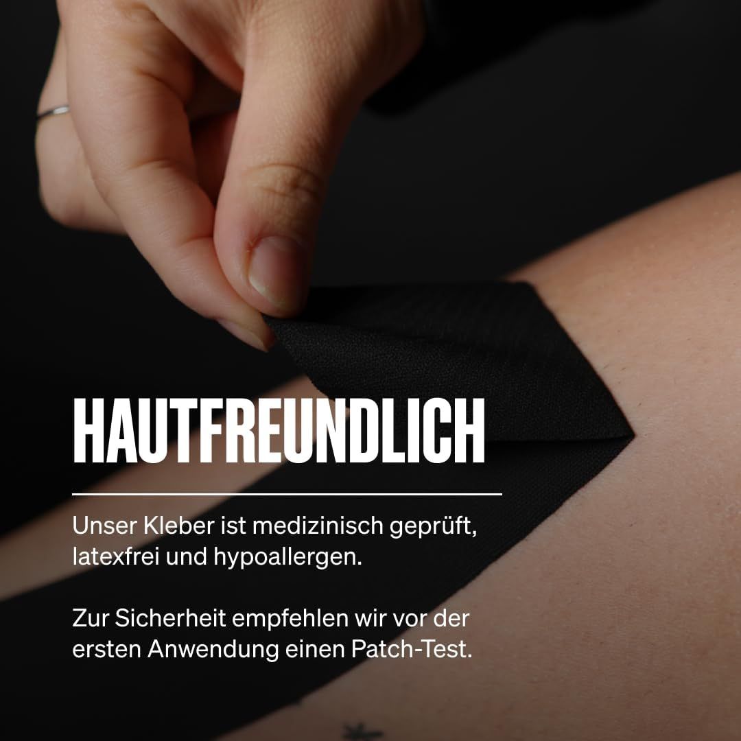 Schwarzes Kinesiologie-Tape wird auf die Haut aufgetragen, hautfreundlicher Kleber.
