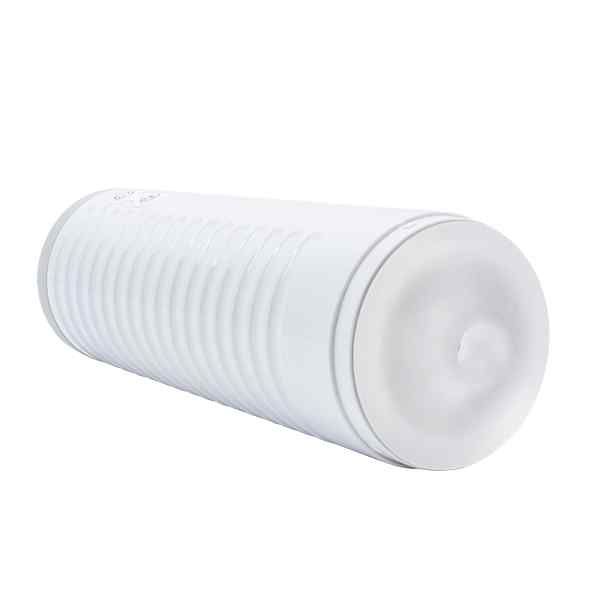 Weißer Masturbator mit geriffelter Oberfläche.  Das Gerät hat eine abgerundete Form und eine transparente Öffnung.