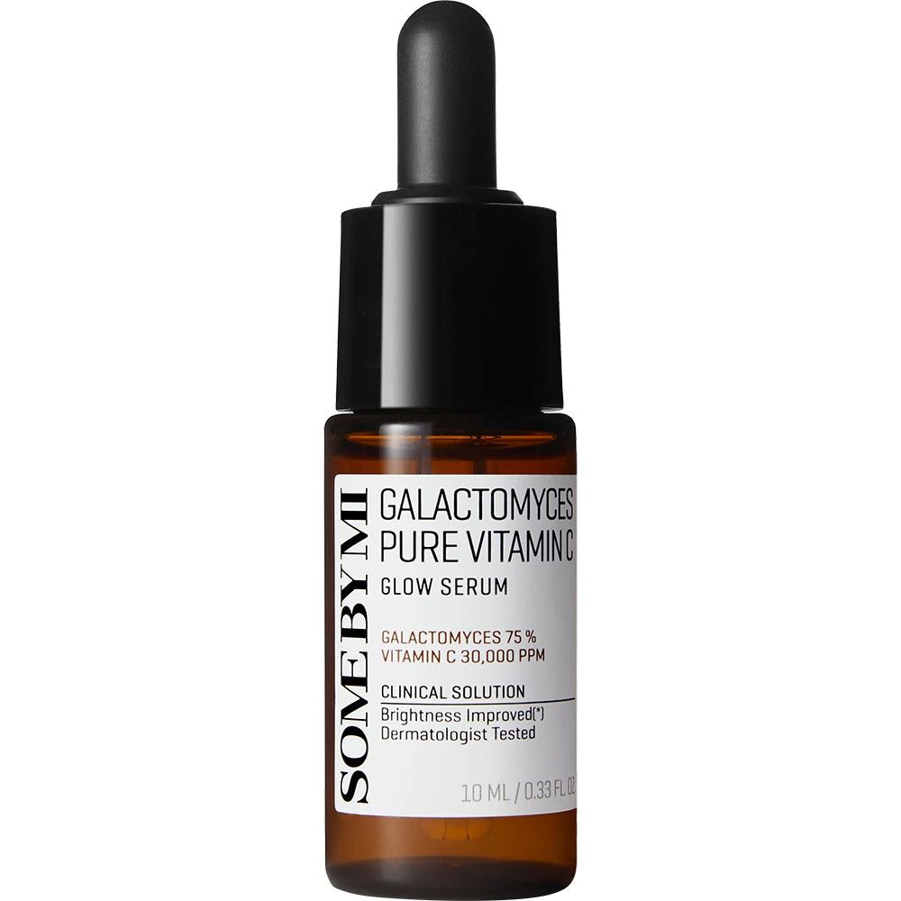Braune Glasflasche mit schwarzem Deckel und Pipette. Aufschrift: SOME BY MI, Galactomyces Pure Vitamin C Glow Serum.