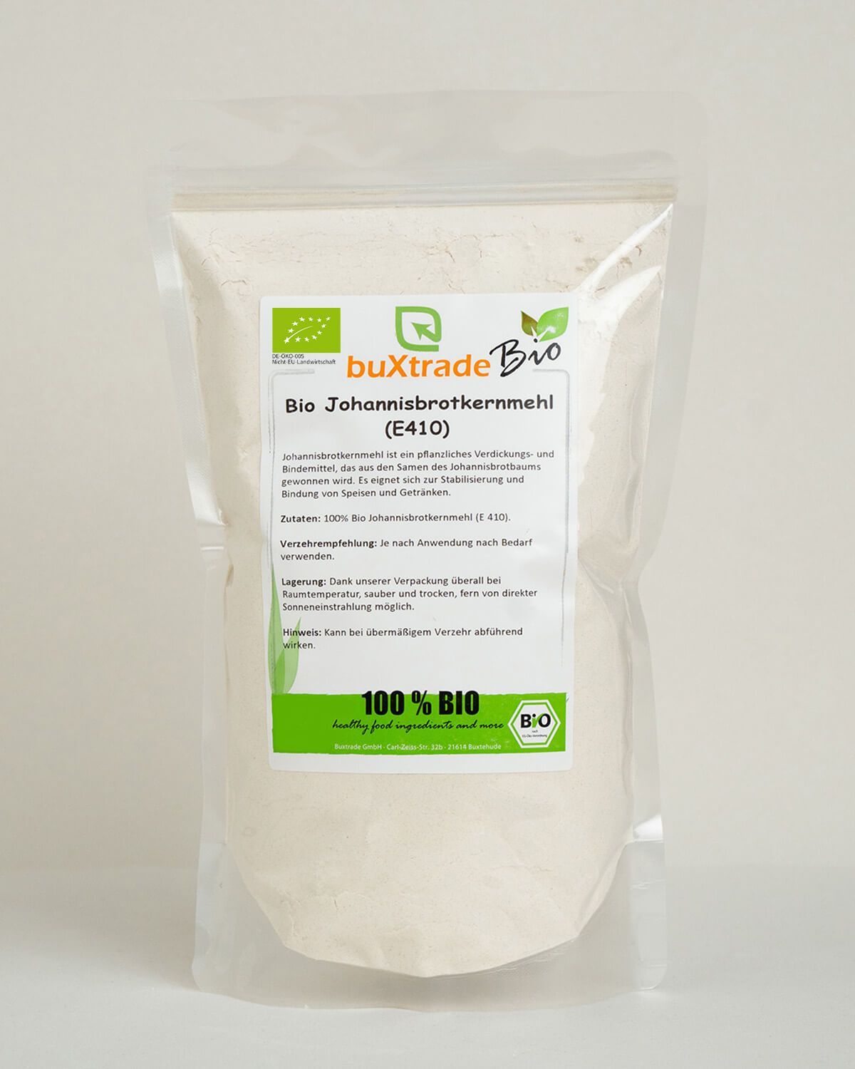 Standbodenbeutel mit Bio Johannisbrotkernmehl, Etikett mit Bio-Siegel und Produktinformationen.
