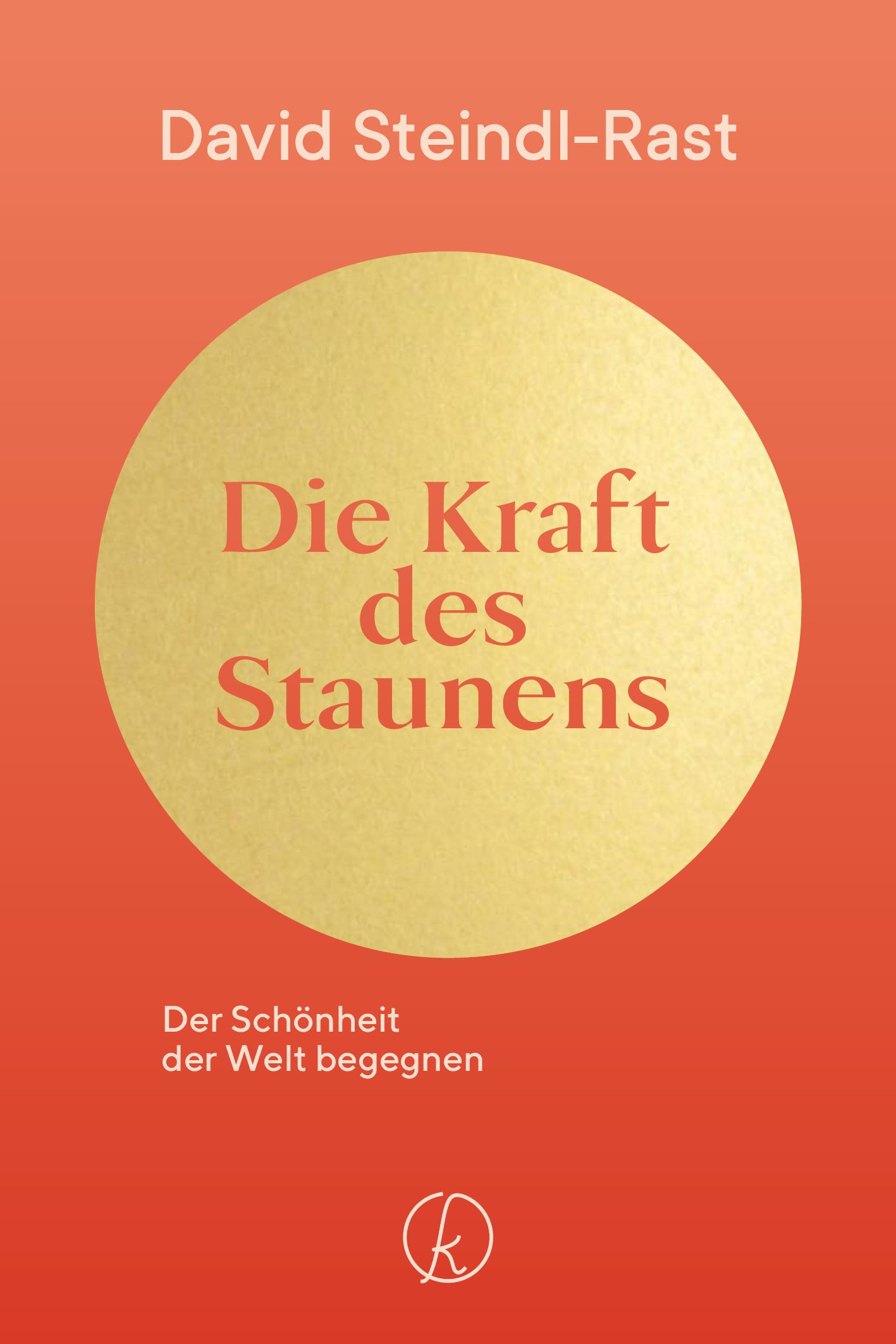 Buchcover mit Titel "Die Kraft des Staunens" in roter Schrift auf goldenem Kreis. Autor: David Steindl-Rast.