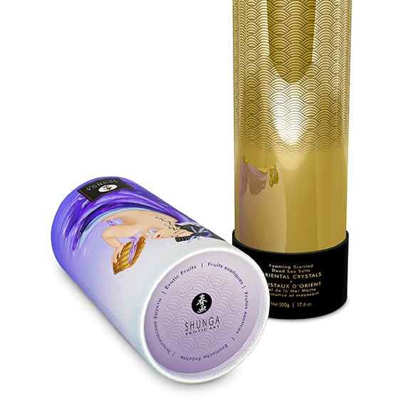 Zylindrische Verpackung mit Deckel. Aufdruck einer Frau. Text: Shunga Exotic Art, Oriental Crystals. Verpackung geöffnet.