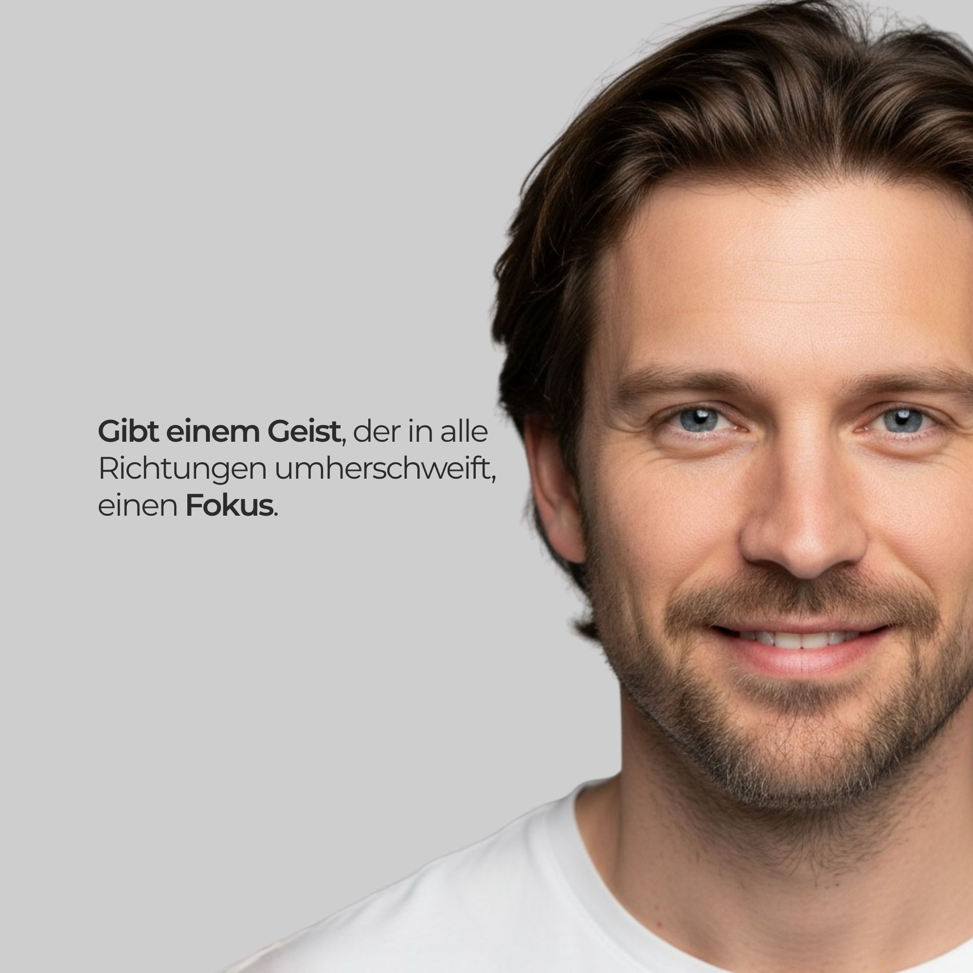 Porträt eines lächelnden Mannes. Text: Gibt einem Geist, der in alle Richtungen umherschweift, einen Fokus.