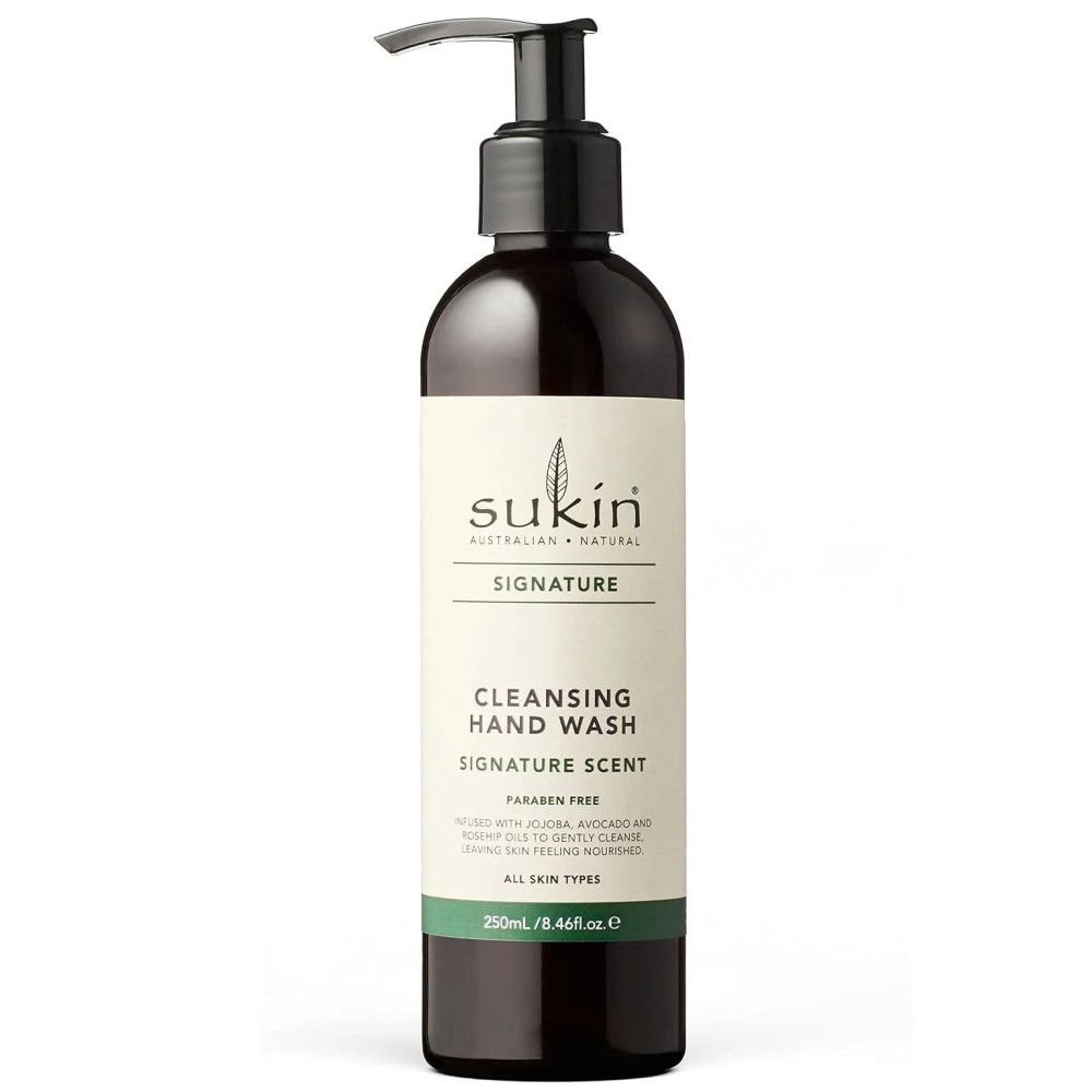 Braune Flasche mit schwarzem Pumpkopf. Aufschrift: Sukin Signature Cleansing Hand Wash. Für alle Hauttypen.