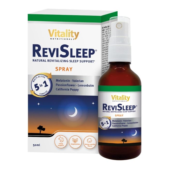 Braune Sprühflasche und Schachtel. Aufschrift: Vitality ReviSleep Spray. Enthält Melatonin, Baldrian, Passionsblume, Zitronenmelisse, kalifornischen Mohn.