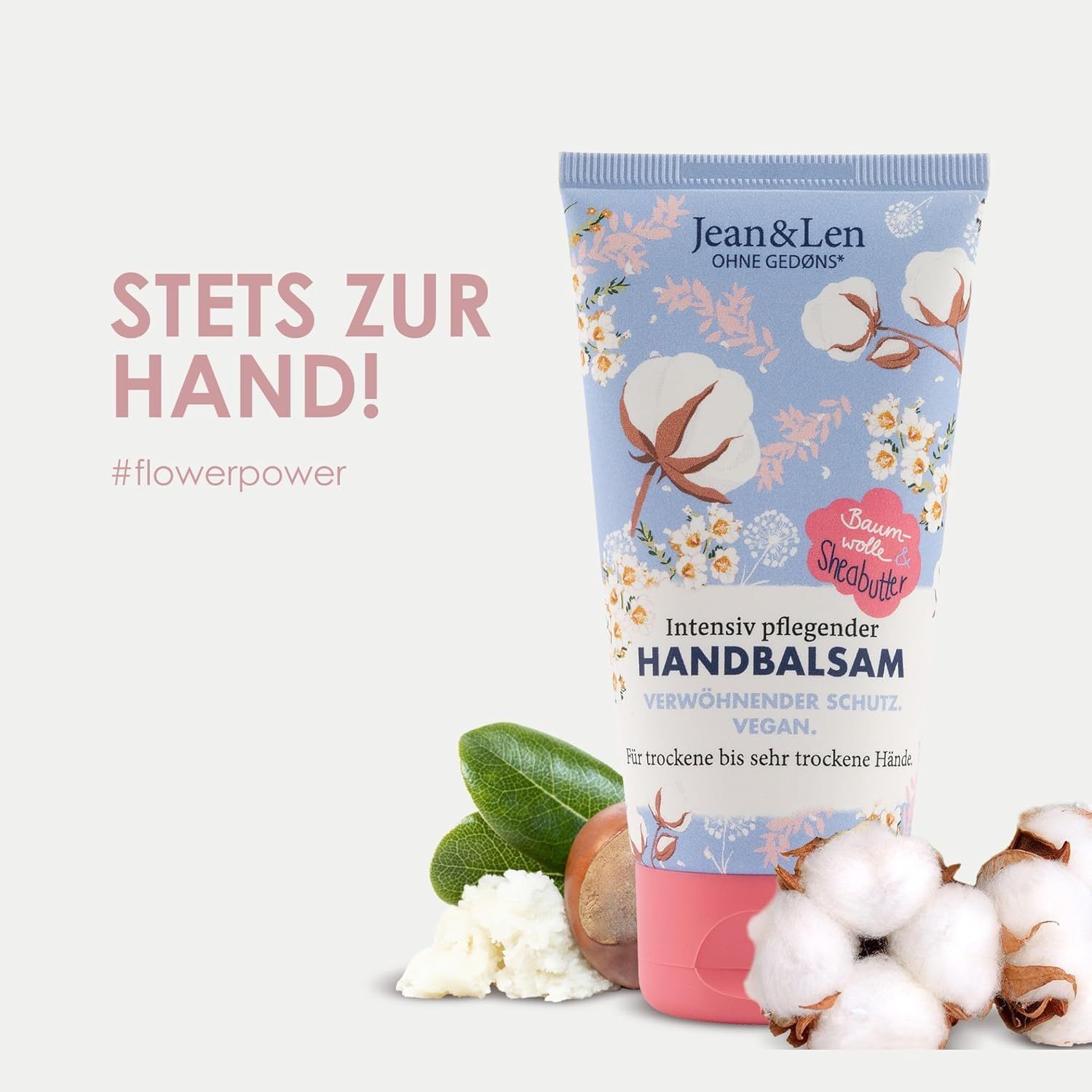 Handbalsam-Tube mit Baumwoll- und Sheabutter-Motiven. Text: Intensiv pflegender Handbalsam, vegan. Auf hellem Hintergrund.