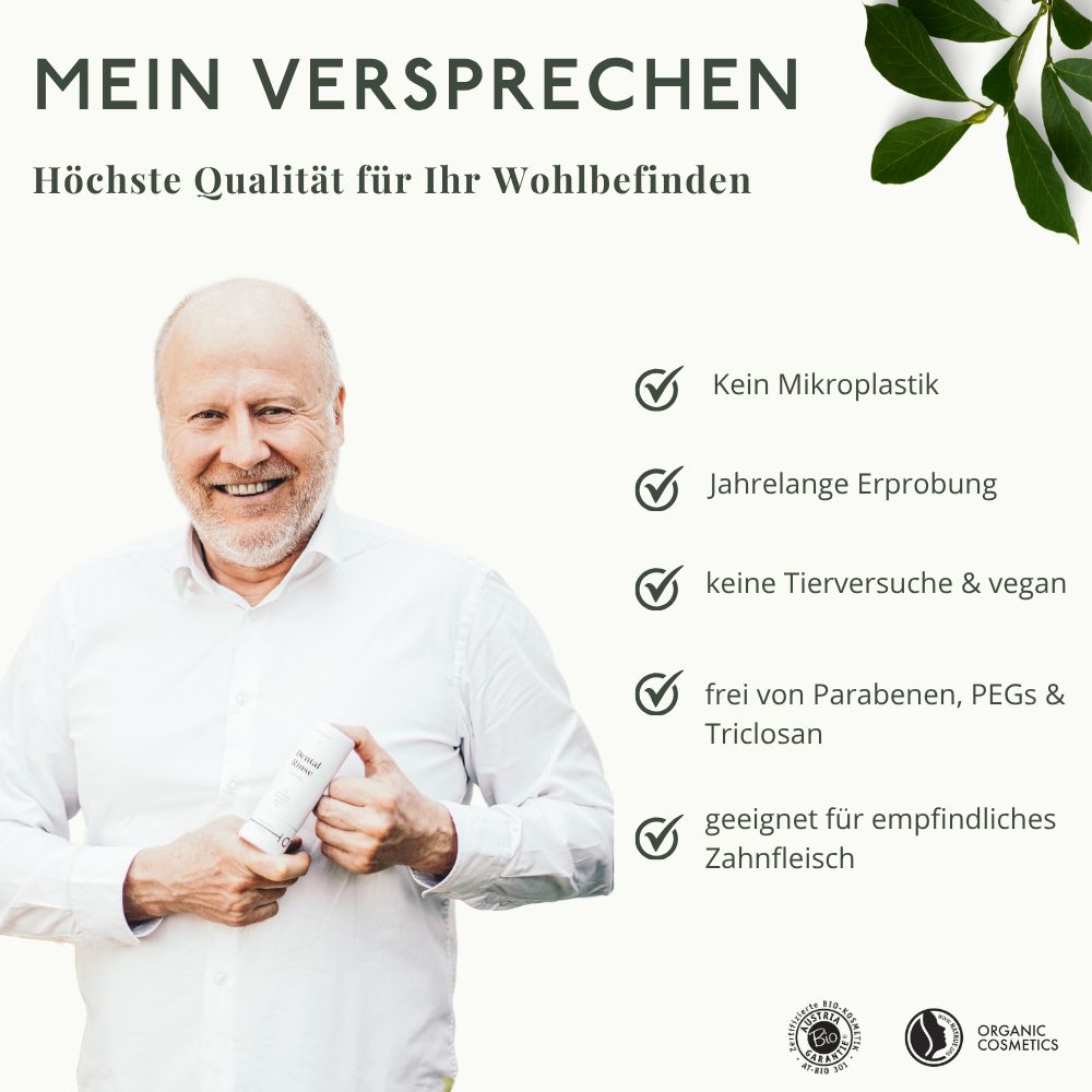 Älterer Mann hält eine weiße Tube. Text: „Mein Versprechen“ und „Kein Mikroplastik“. Logo: „Organic Cosmetics“.