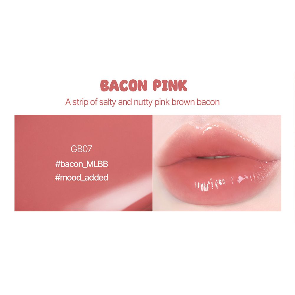 Nahaufnahme von Lippen mit rosafarbenem Lippenstift. Text: "BACON PINK", "GB07", Hashtags. Farbverlauf von rosa.