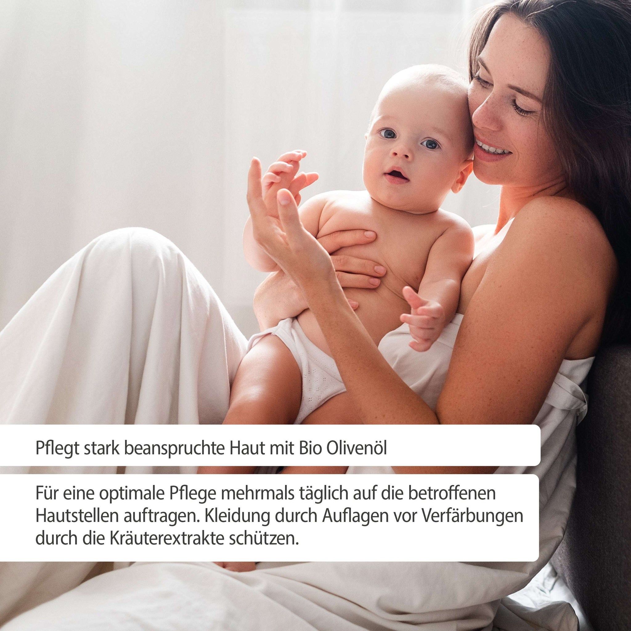 Frau hält Baby, Text: Pflegt stark beanspruchte Haut mit Bio-Olivenöl.
