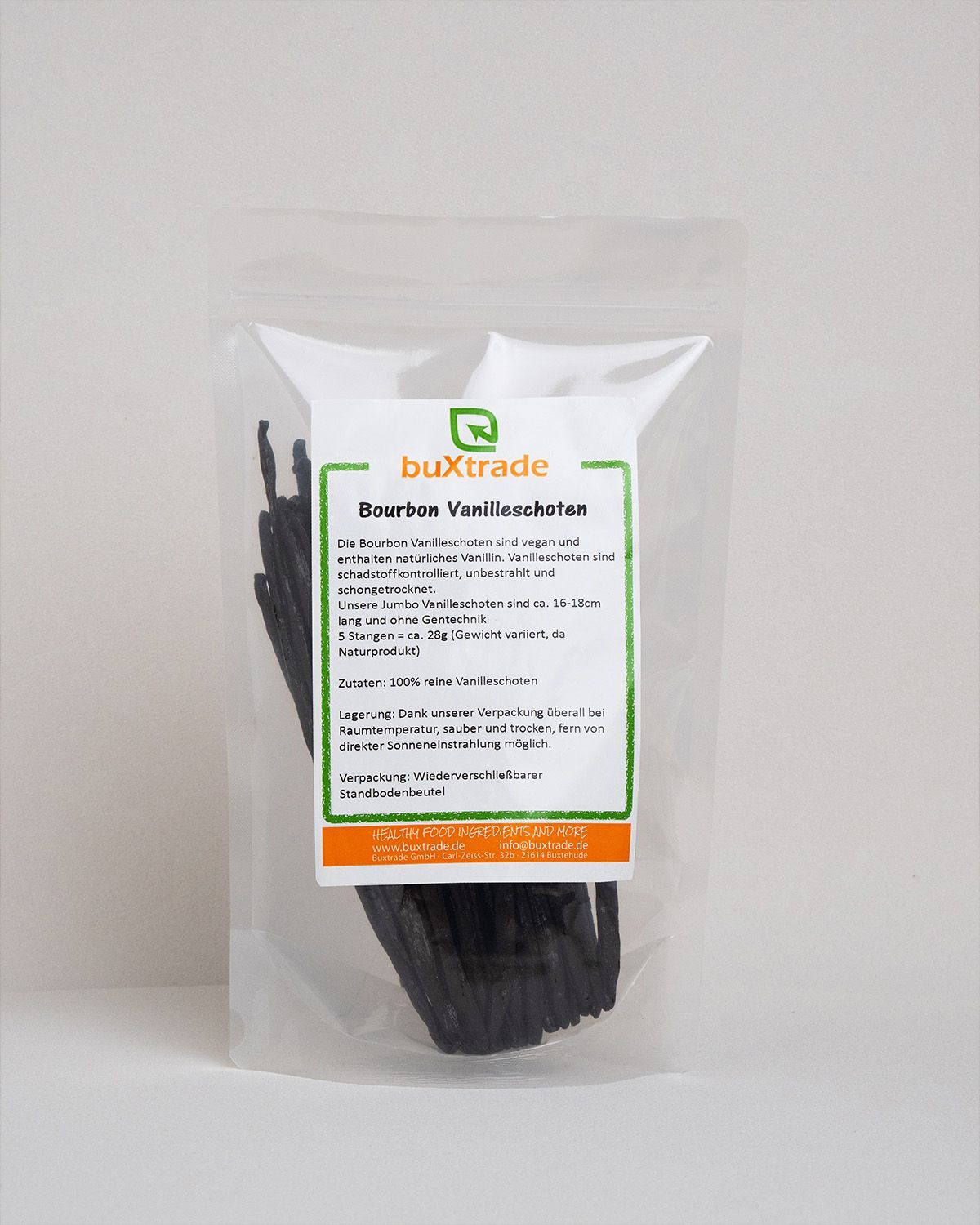 Transparente Verpackung mit Vanilleschoten und Etikett. Text: buXtrade Bourbon Vanilleschoten. Grüne und weiße Schrift.