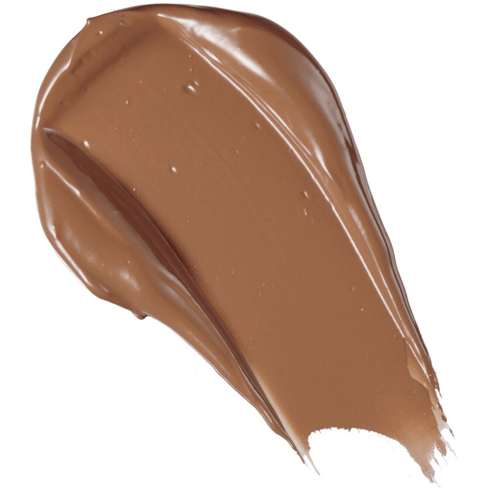 Brauner Concealer-Swirl auf weißem Hintergrund. Glänzende Textur.