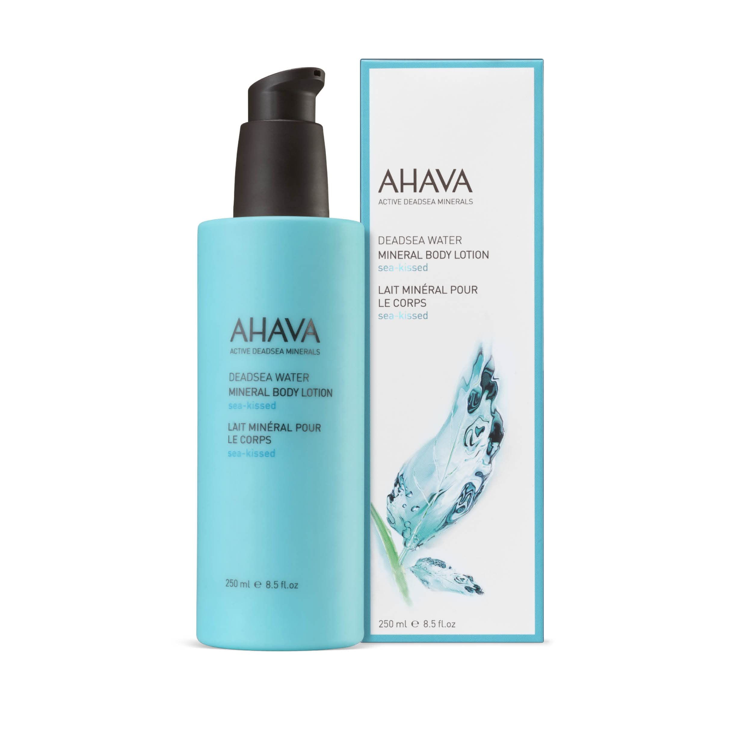 Türkisblaue Flasche mit schwarzem Pumpkopf und Verpackung. Aufschrift AHAVA DEADSEA WATER Mineral Body Lotion.