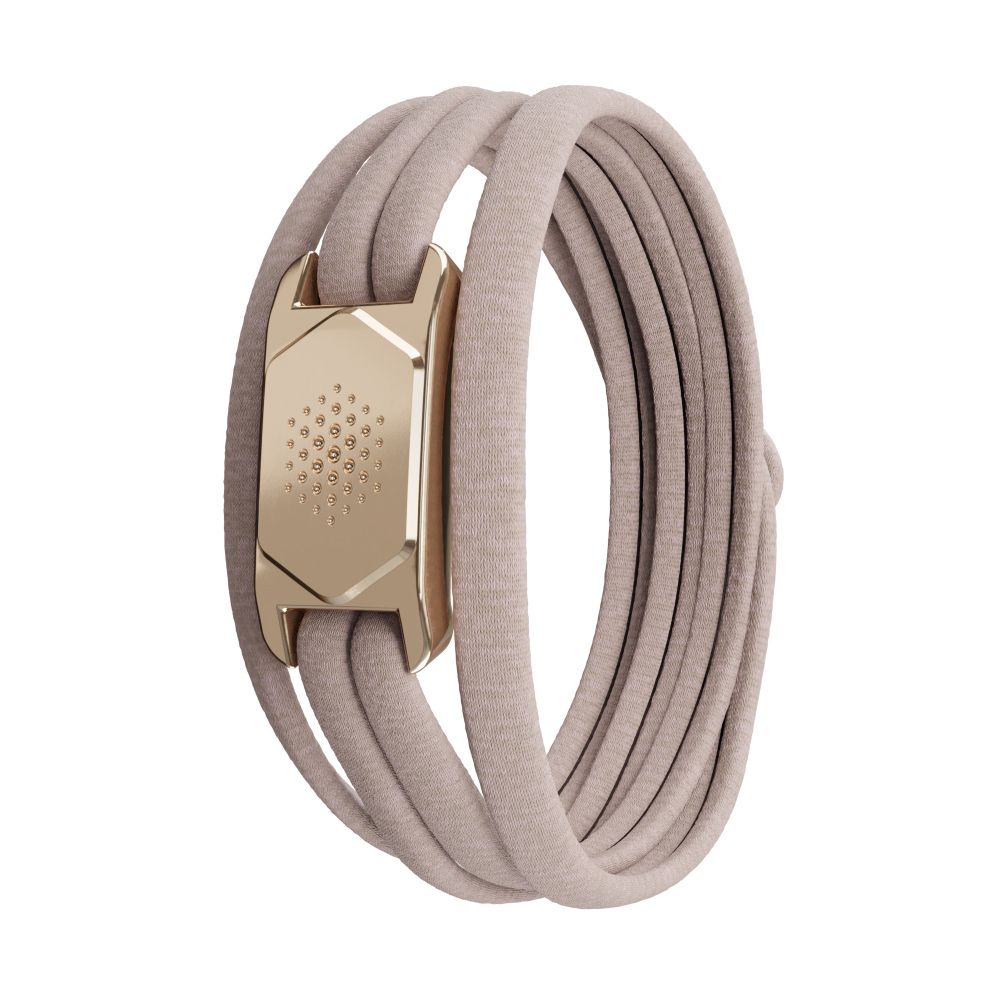 Armband mit beigem Stoff und goldfarbenem Verschluss. Mehrere Stoffbänder bilden einen Kreis.