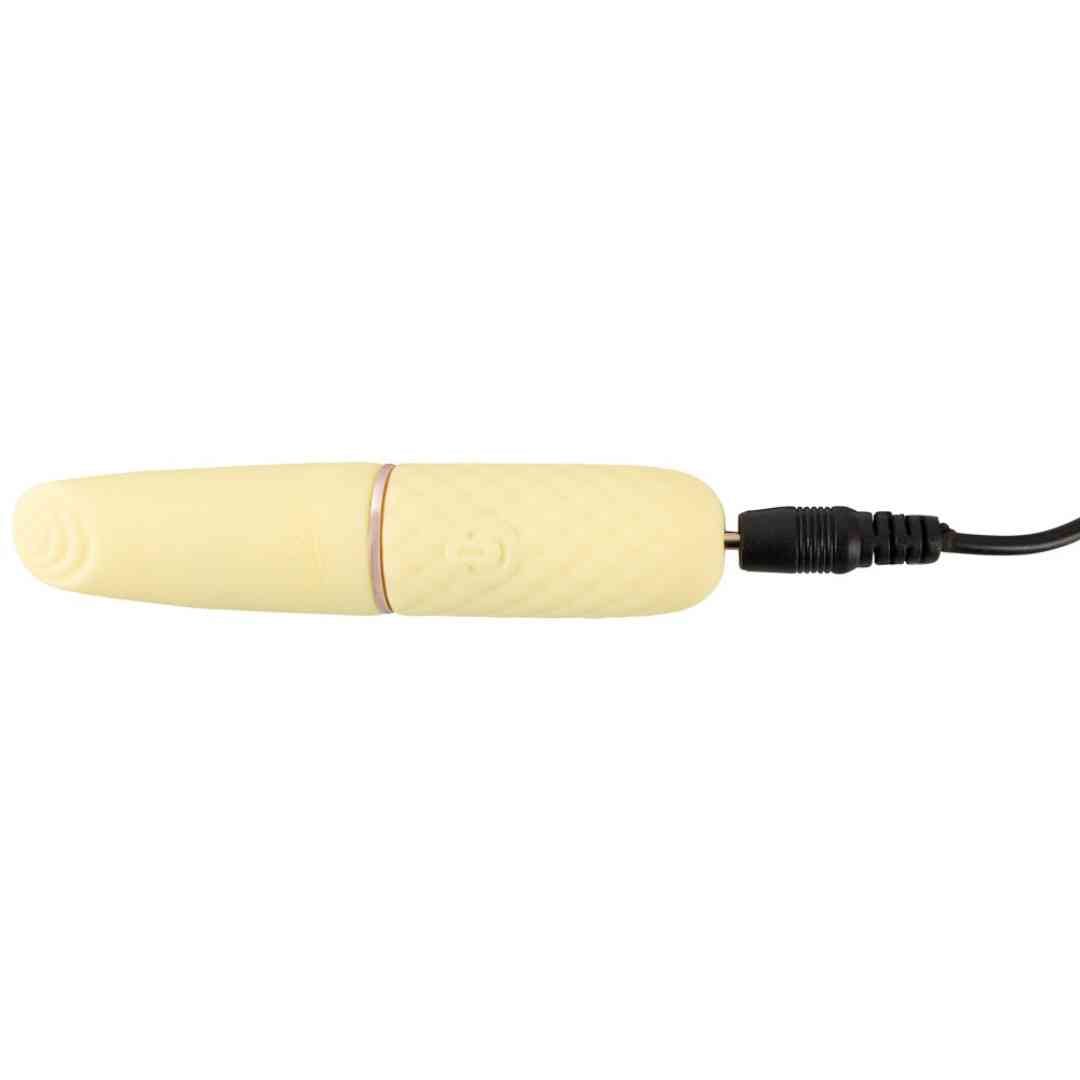 Gelber Vibrator mit Ladekabel. Der Vibrator ist mit einem schwarzen Kabel verbunden.