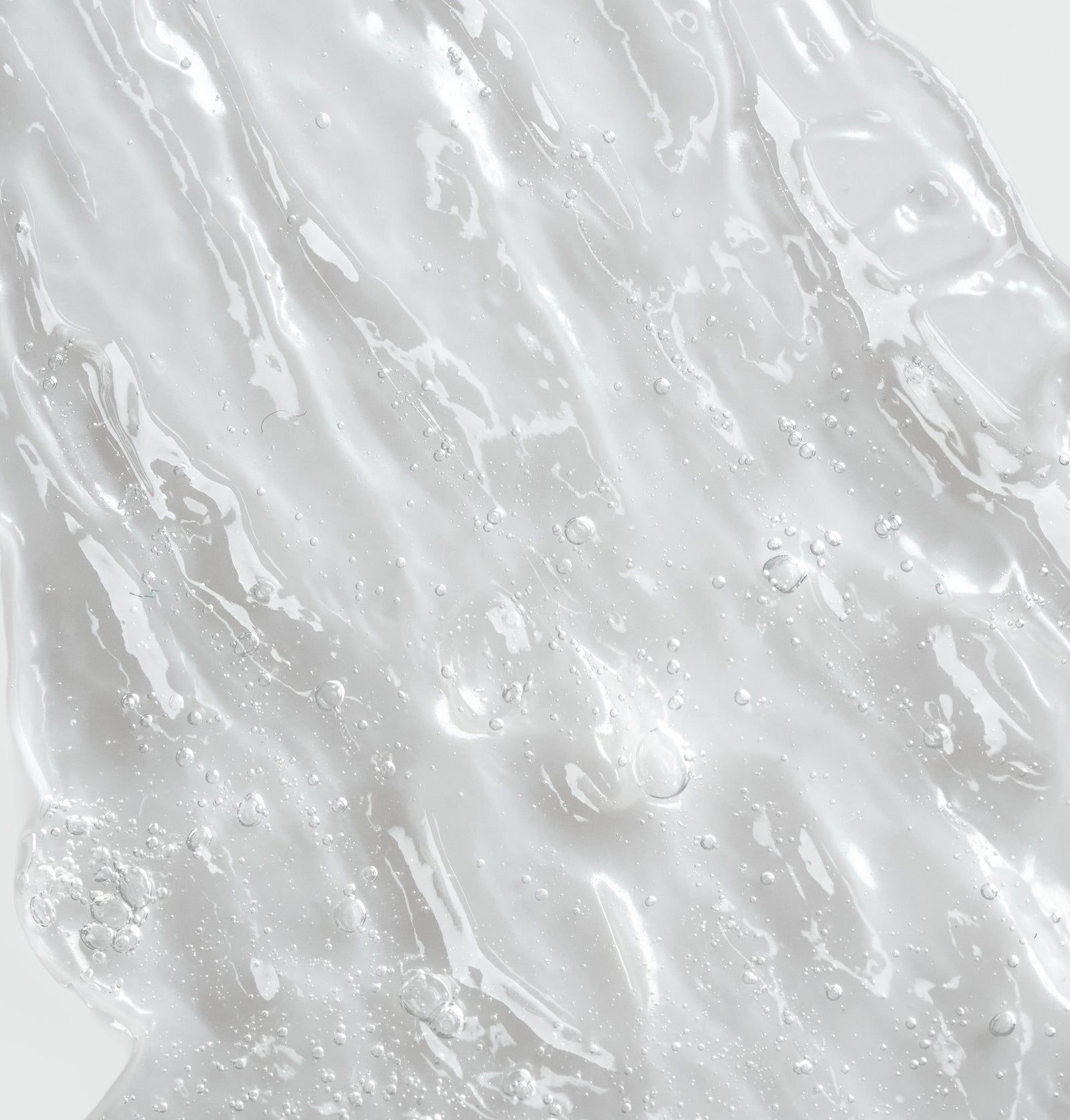 Nahaufnahme von transparentem Cleansing Gel. Gel hat eine klare, leicht gelartige Textur.
