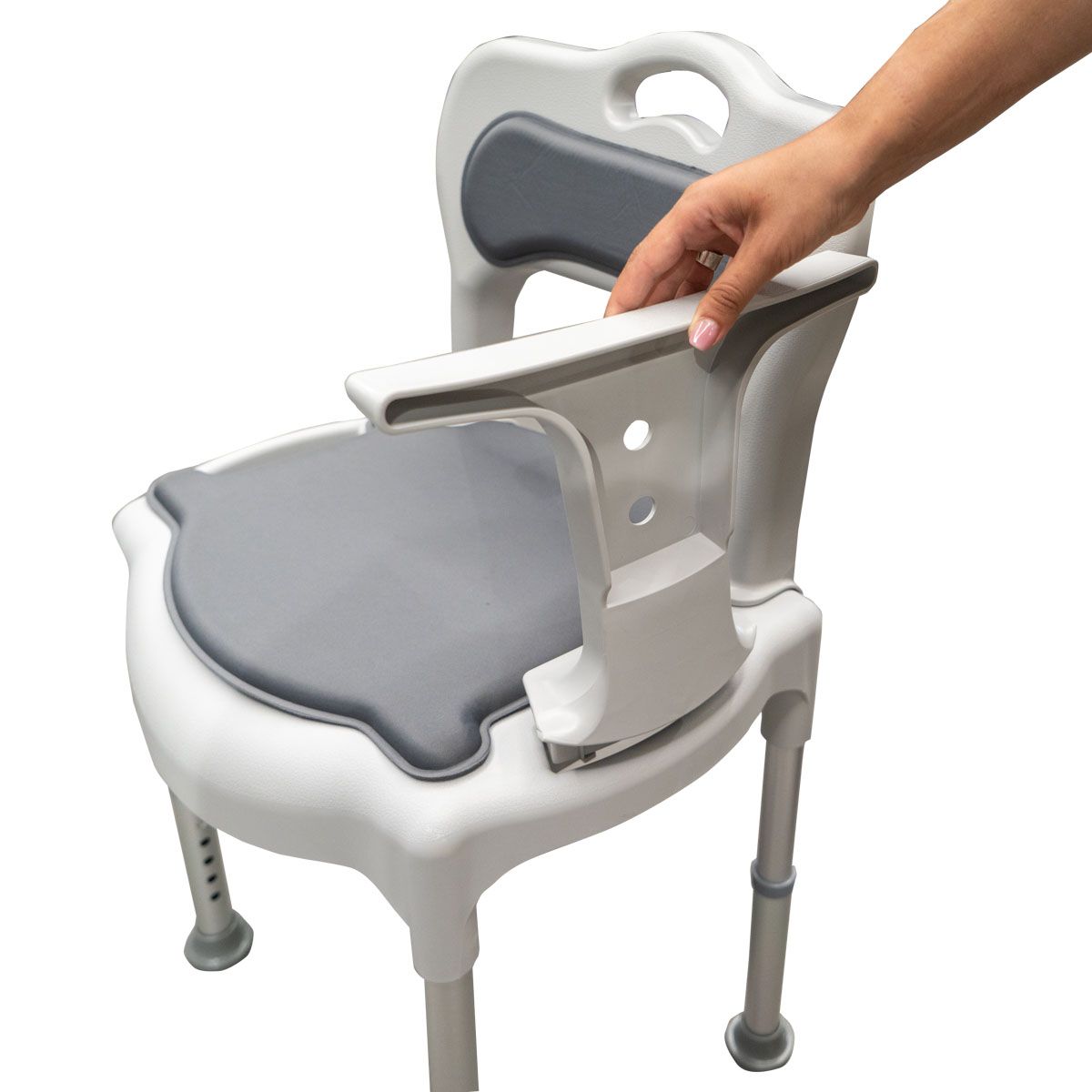 Dusch-WC-Stuhl mit abnehmbarer Armlehne. Graue Sitzfläche und Rückenpolsterung. Weiße Struktur.