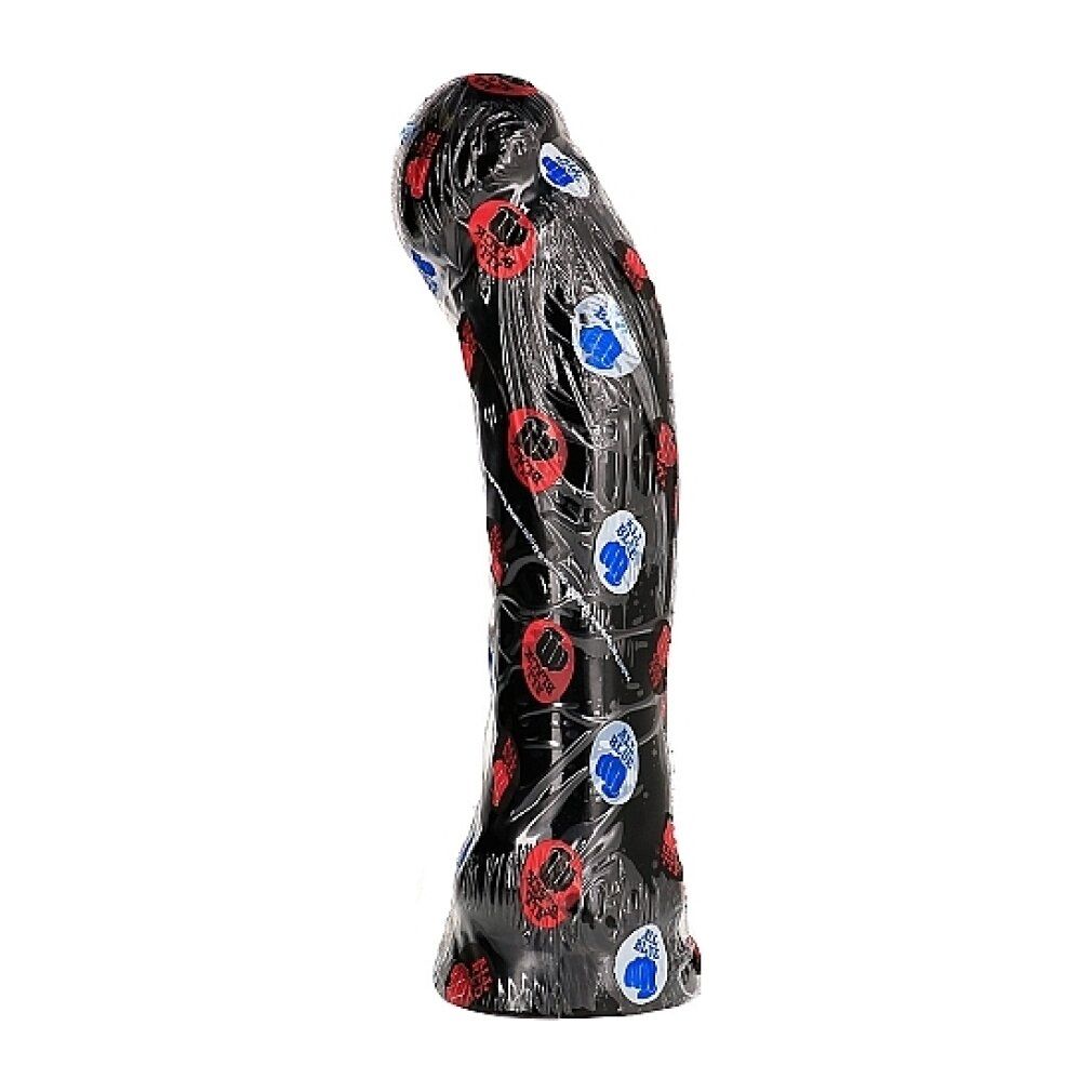 Schwarzer Dildo, in Folie verpackt, mit roten und blauen Aufdrucken. Gebogene Form.