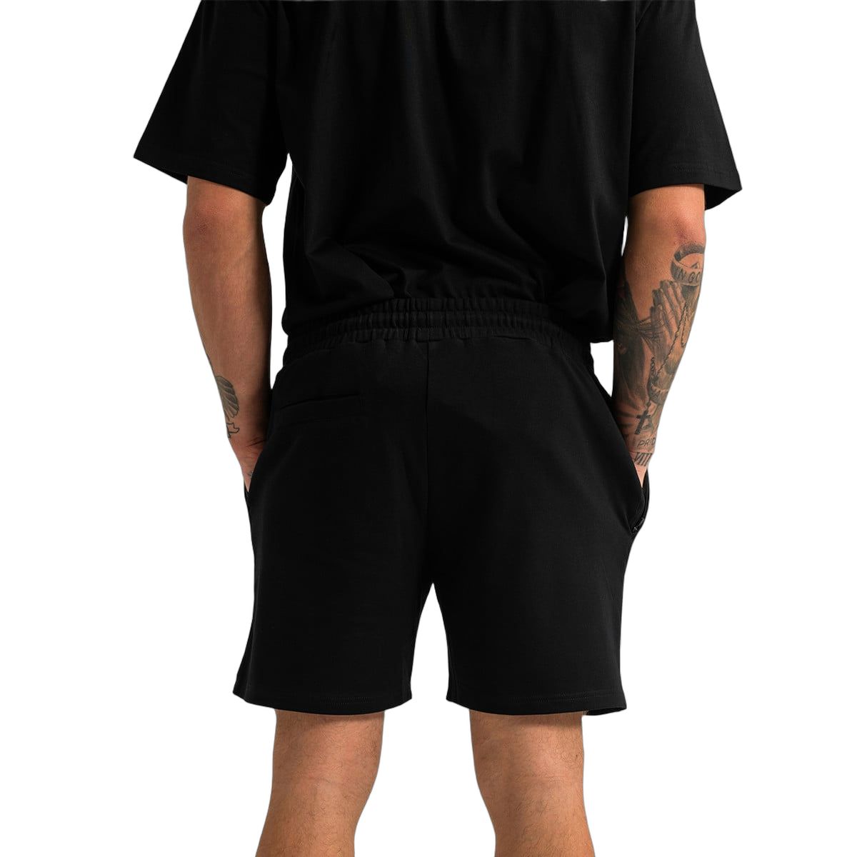 Rückansicht von schwarzen GymBeam Herren Shorts mit Kordelzug und Taschen.