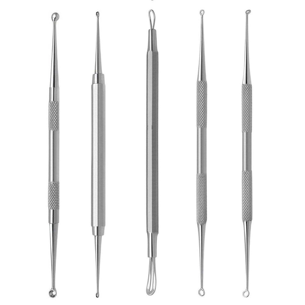 Fünf Edelstahl-Hautunreinheitswerkzeuge. Verschiedene Spitzenformen: Schlaufen, Nadeln. Griffe mit Riffelung. Auf weißem Hintergrund.