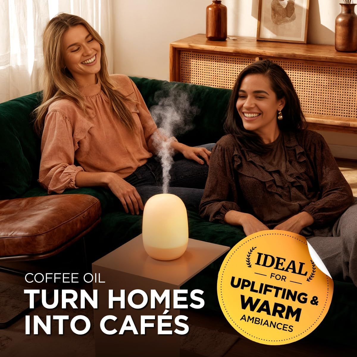 Ein weißer Diffusor mit Dampf, platziert auf einem Tisch. Zwei Frauen sitzen auf einem Sofa. Aufkleber: Ideal für erhebende und warme Atmosphären.