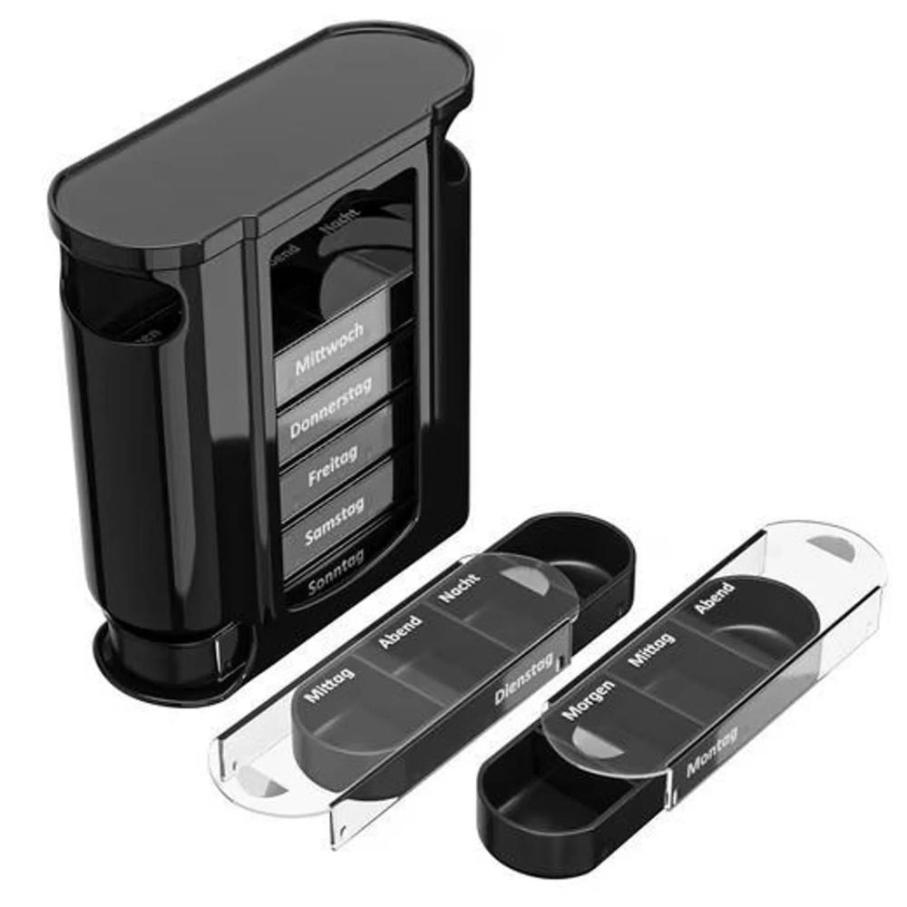 Schwarze Tablettenbox mit 7 Tagesfächern. Zwei Tagesfächer sind herausgenommen. Jedes Fach hat 4 Unterteilungen für Einnahmezeiten.