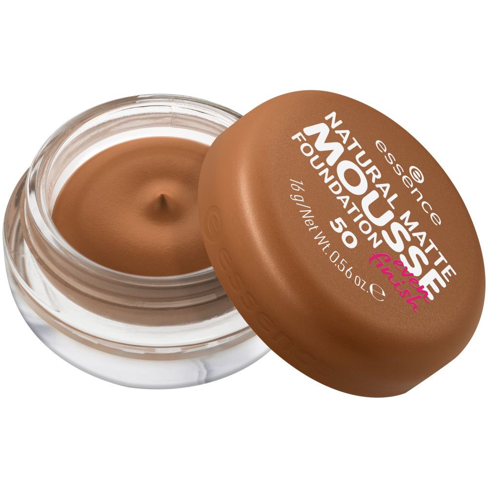 Braune Foundation in einem transparenten Tiegel mit braunem Deckel. Auf dem Deckel steht "NATURAL MATTE MOUSSE FOUNDATION 50".