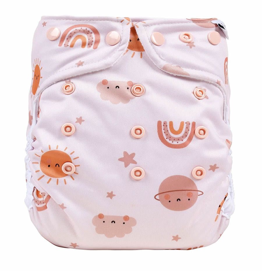 Stoffwindel mit Druckknöpfen und kindlichem Muster. Motive: Sonne, Regenbogen, Sterne, Wolken und Planeten. Rosa Grundfarbe.