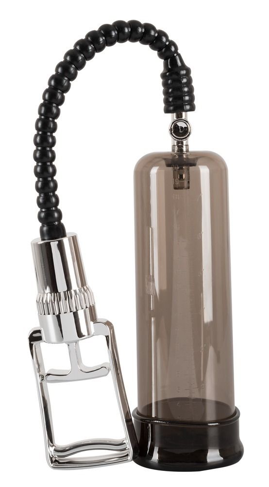 Pumpe mit Mess-Skala. Zylinder aus Kunststoff, schwarz. Griff und Verbindungselemente aus Metall. Schwarzer Schlauch.