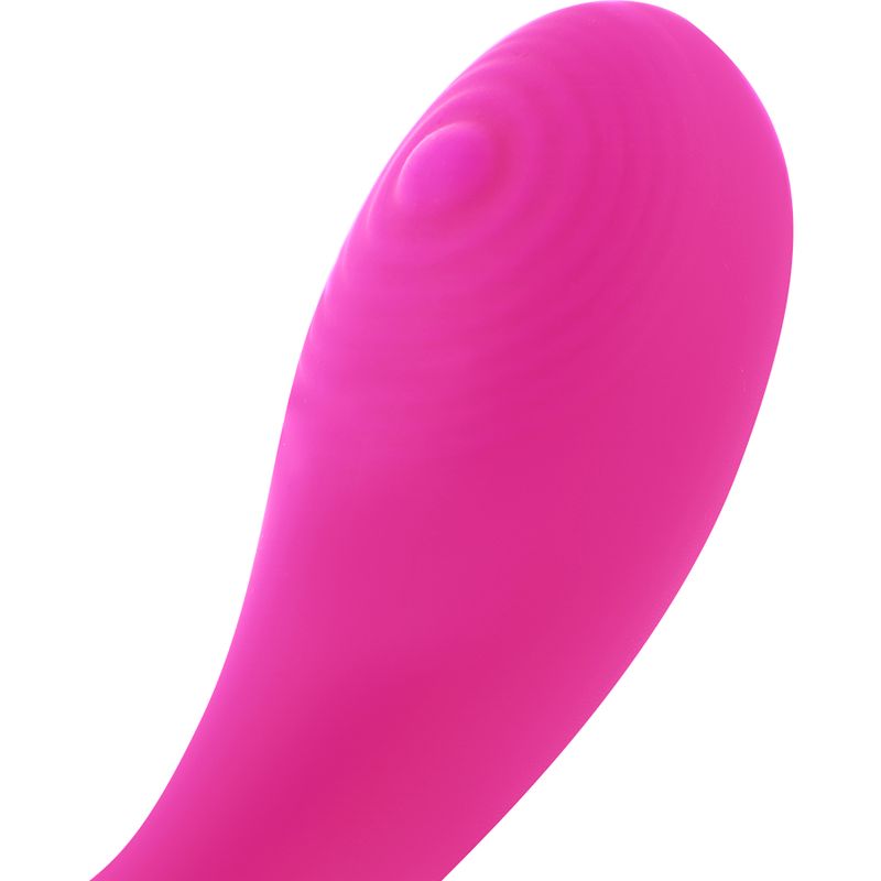 Nahaufnahme eines pinkfarbenen Vibrators. Abgerundete Spitze mit erhabenem Detail. Glatte Oberfläche.