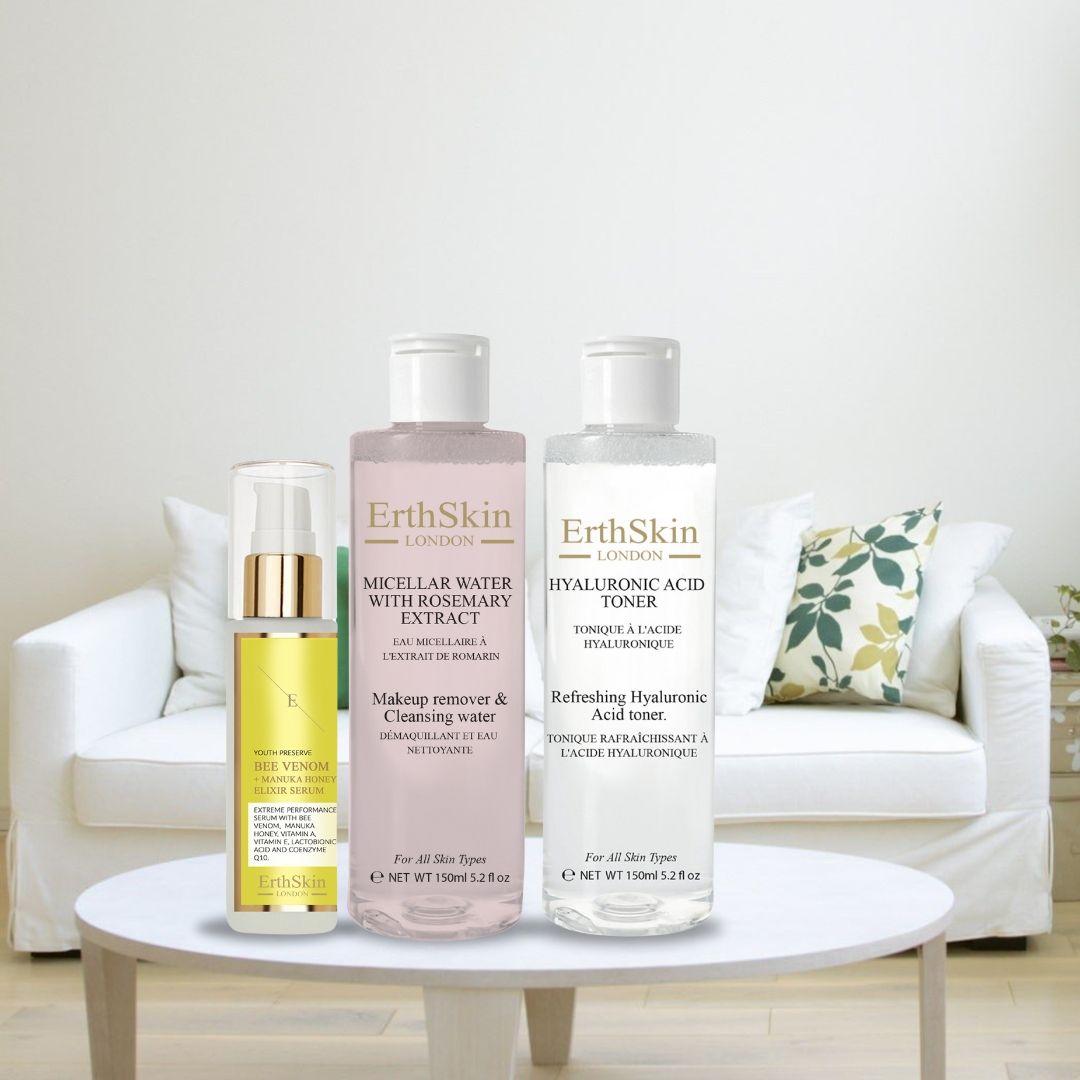 ErthSkin London Produkte auf einem Tisch: Serum, Mizellenwasser mit Rosmarinextrakt und Hyaluronsäure Toner. Hintergrund: Sofa.