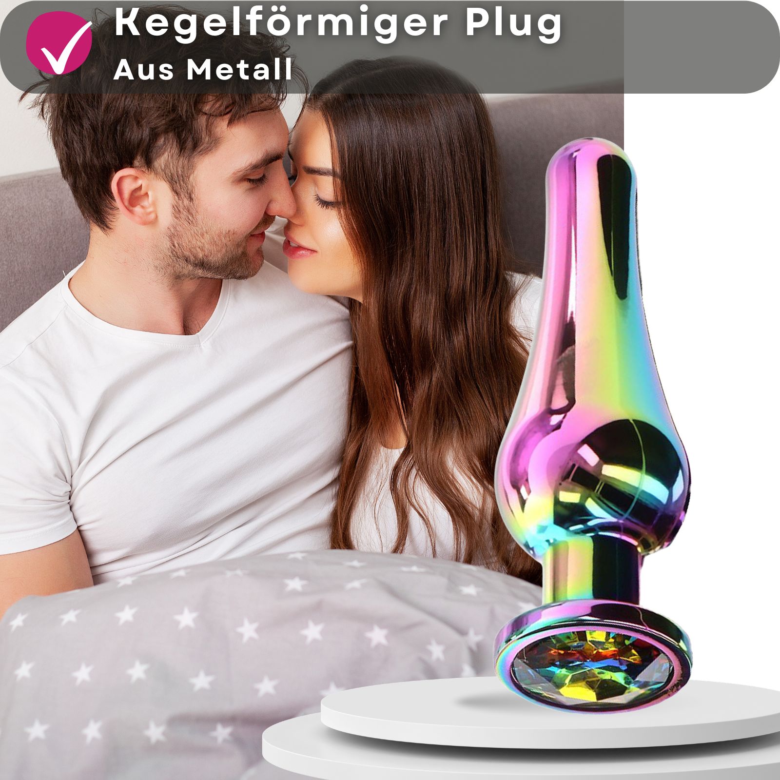 Kegelförmiger Plug aus Metall. Paar im Hintergrund. Produkt auf Podest.