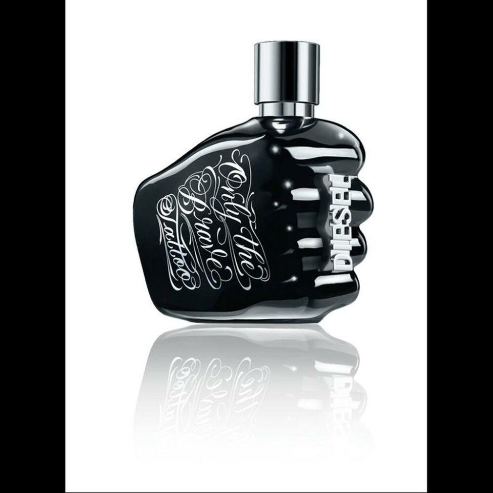 Schwarzer Flakon in Faustform. Aufschrift: Only the Brave Tattoo. Silberner Verschluss.