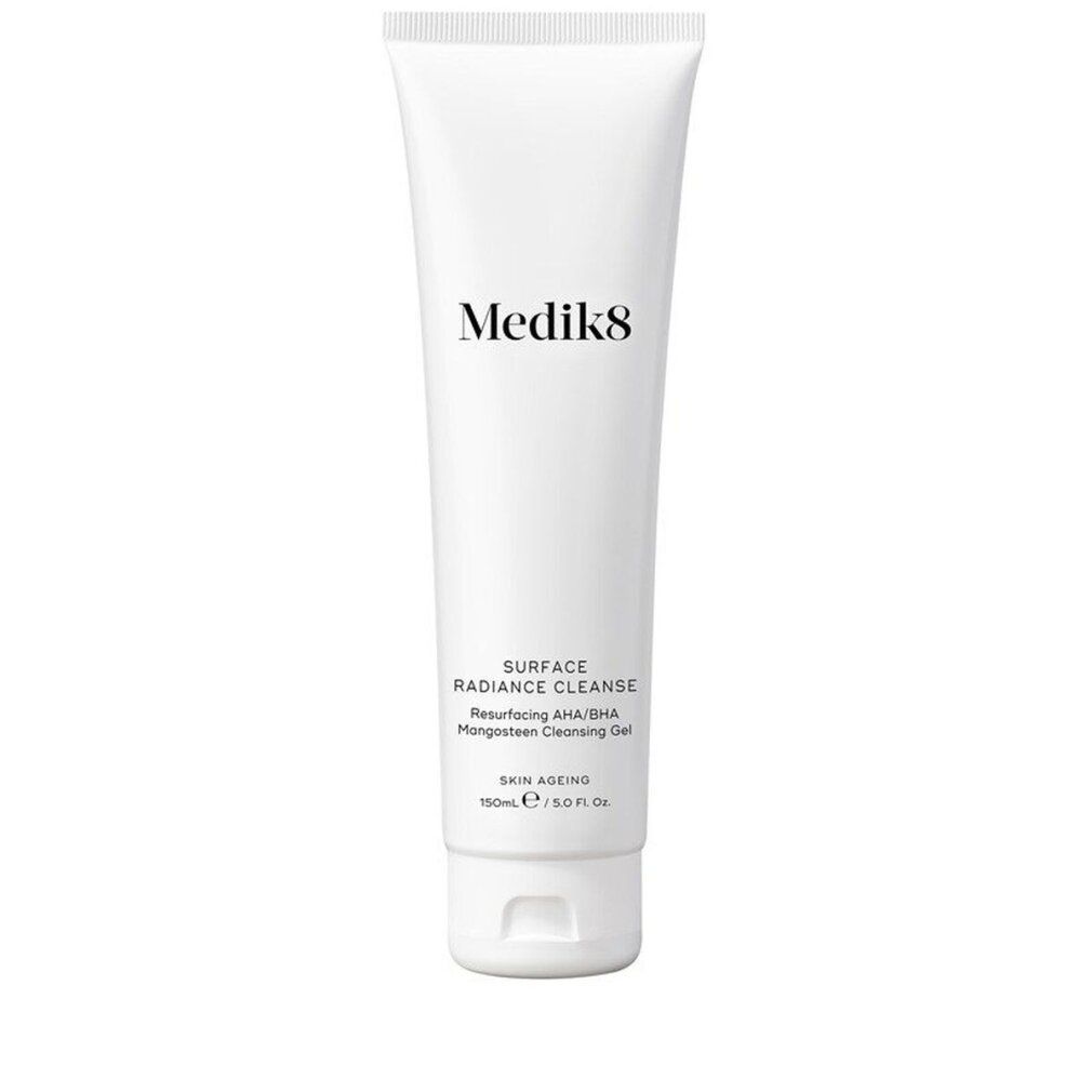 Weiße Tube Medik8 Surface Radiance Cleanse. Text: Resurfacing AHA/BHA Mangosteen Cleansing Gel. 150ml/5.0 fl. oz. Auf weißem Hintergrund.