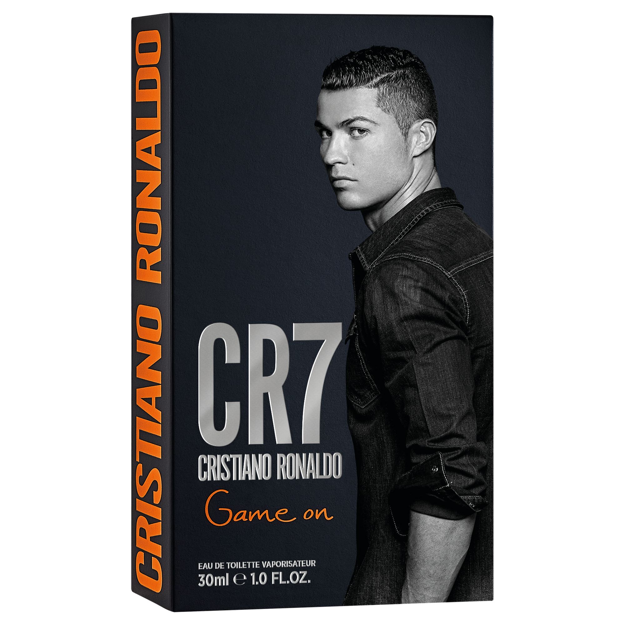 Schwarze CR7-Verpackung. Aufschrift: CR7 Cristiano Ronaldo Game on. Bild von Cristiano Ronaldo.