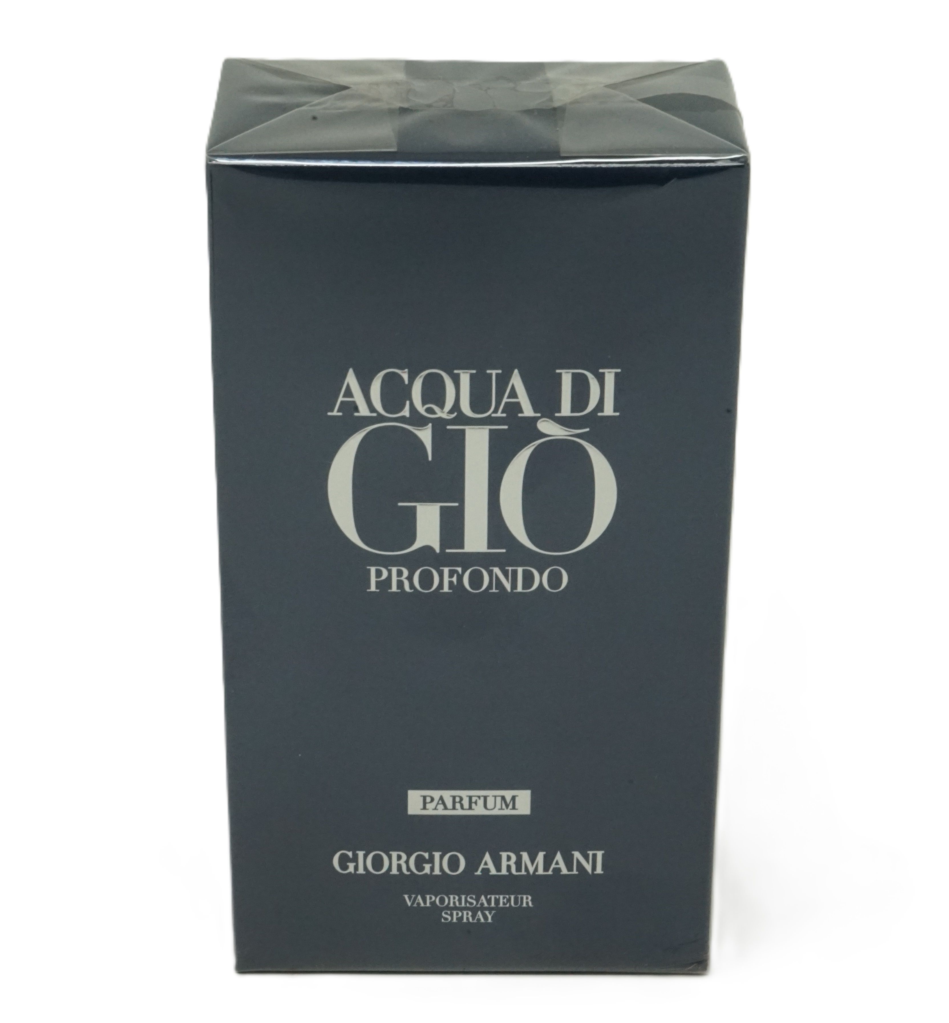 Dunkelblaue rechteckige Schachtel. Aufschrift: Acqua di Giò Profondo Parfum, Giorgio Armani. Schwarzer Hintergrund.