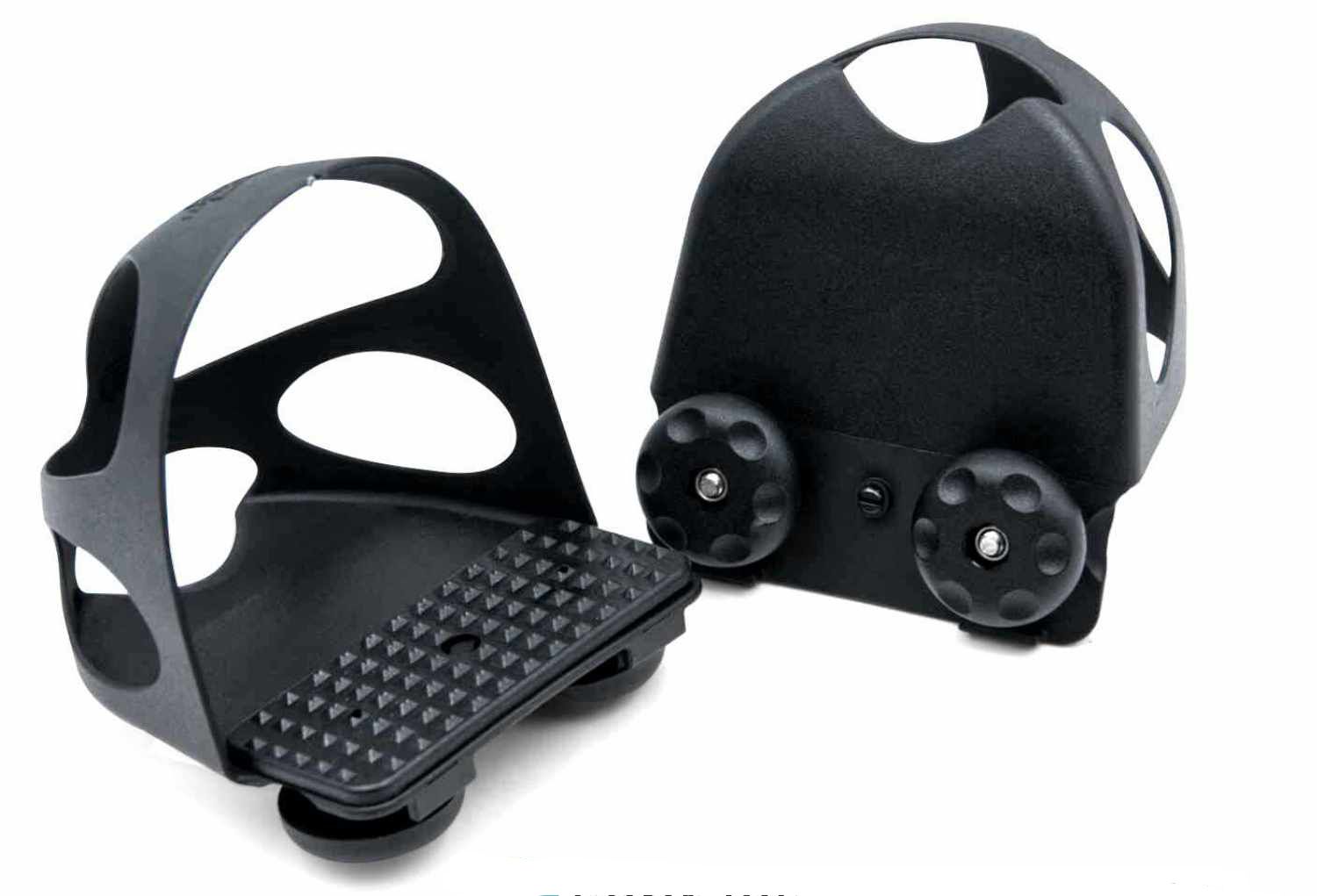Zwei schwarze Steigbügel. Offenes Design mit Löchern. Fußstütze mit Noppen.