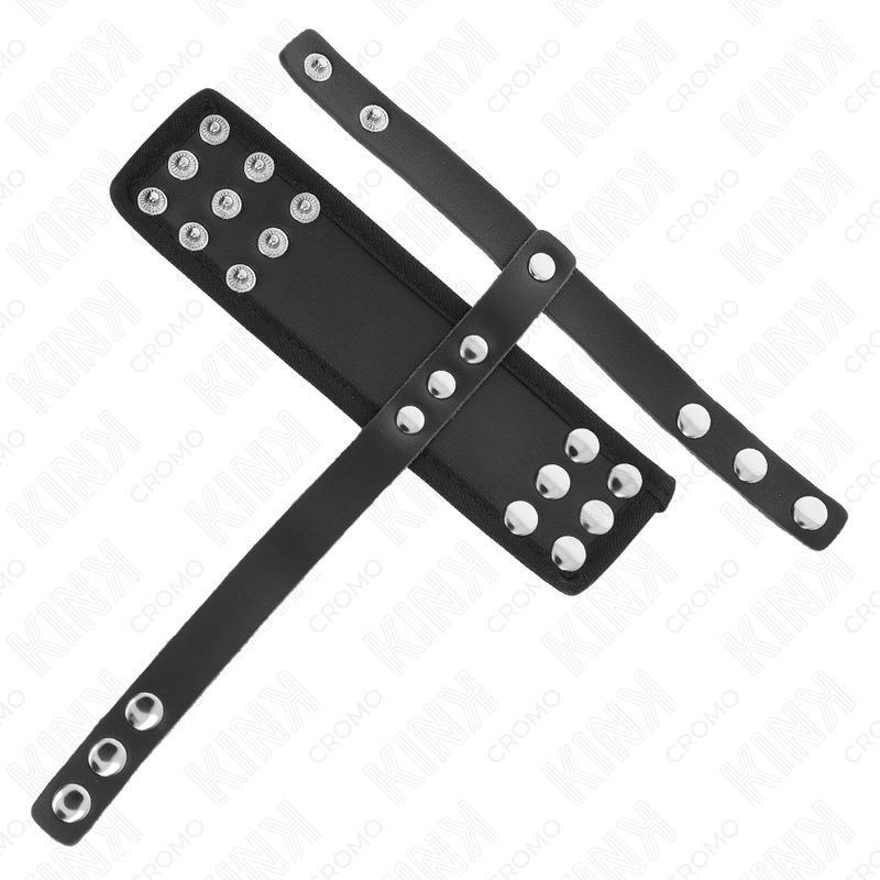 Schwarzer Penisring aus Leder mit silberfarbenen Nieten. Mehrere Teile, die zusammengesetzt werden können.