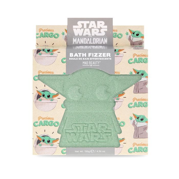 Grüner Baby Yoda Badezusatz in Verpackung. Verpackung mit Star Wars Logo und Baby Yoda Illustrationen. Schriftzug: BATH FIZZER.