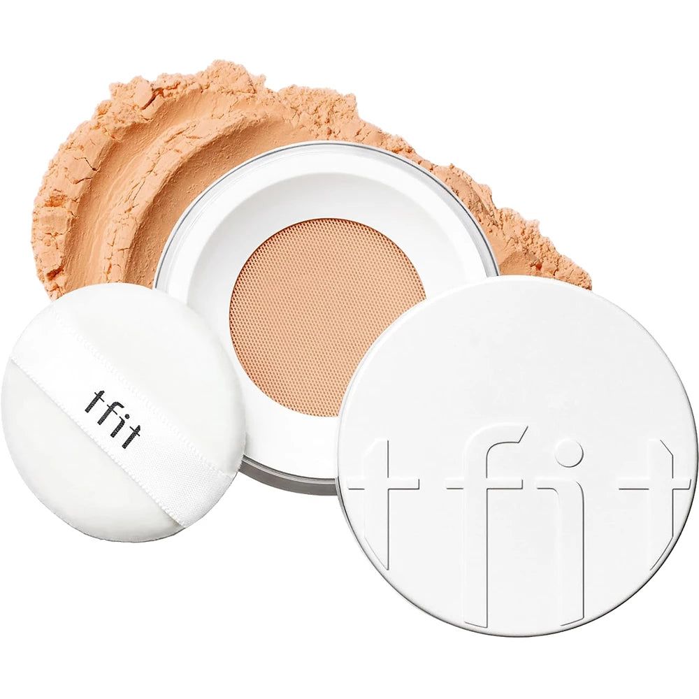 Weißer Behälter mit Puder, Puderquaste und Deckel. Auf dem Deckel steht 'tfit'. Puder daneben verstreut.