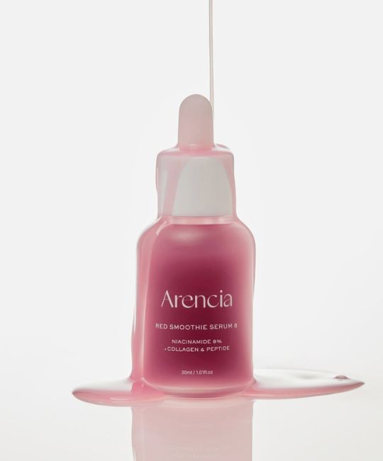 Rote Serumflasche mit Pipette. Produktname: ARENCIA Red Smoothie Serum 8. Flüssigkeit fließt aus der Pipette.