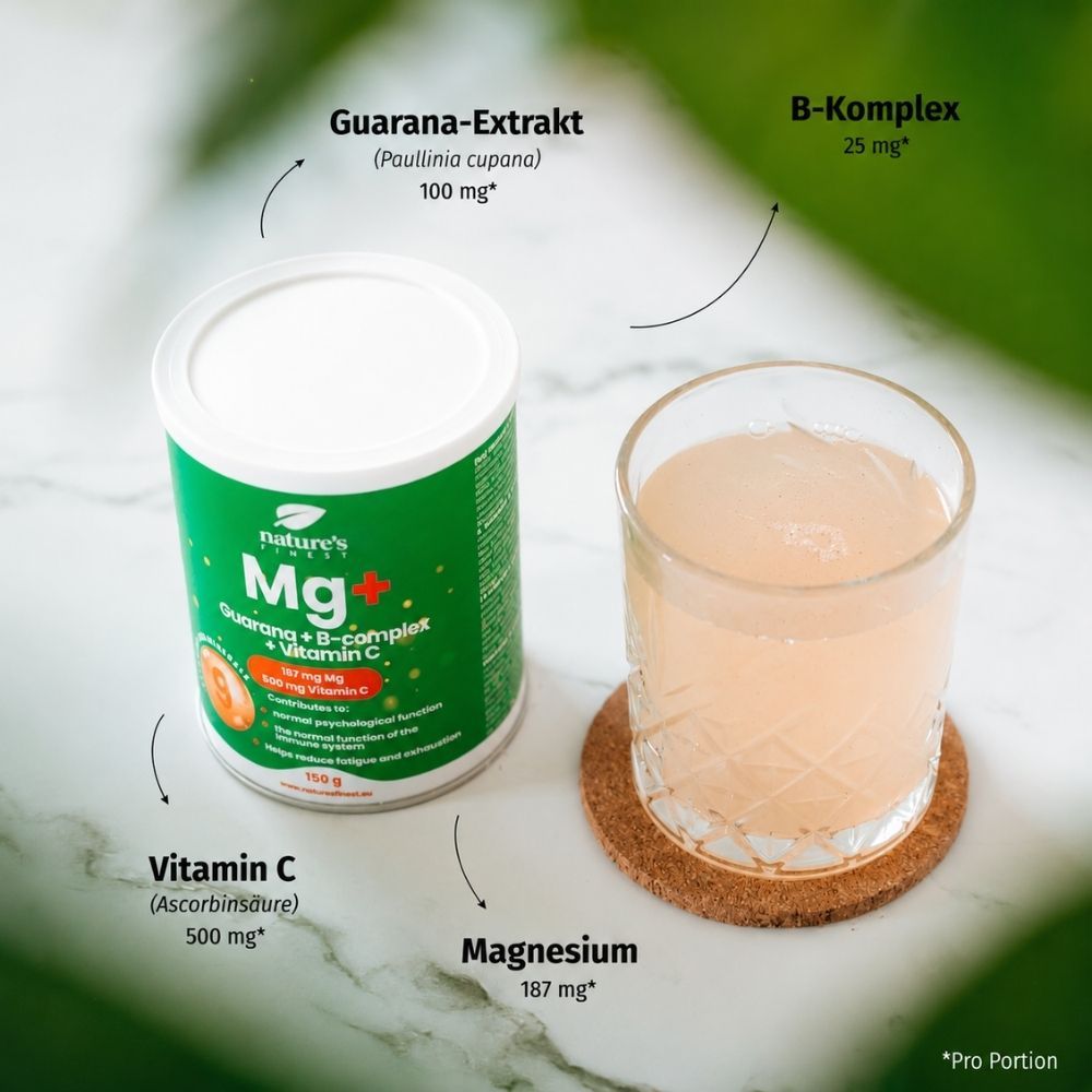 Dose mit Magnesium, Guarana, B-Komplex, Vitamin C. Daneben Glas mit Getränk. Beschriftungen: Guarana, B-Komplex, Vitamin C, Magnesium.
